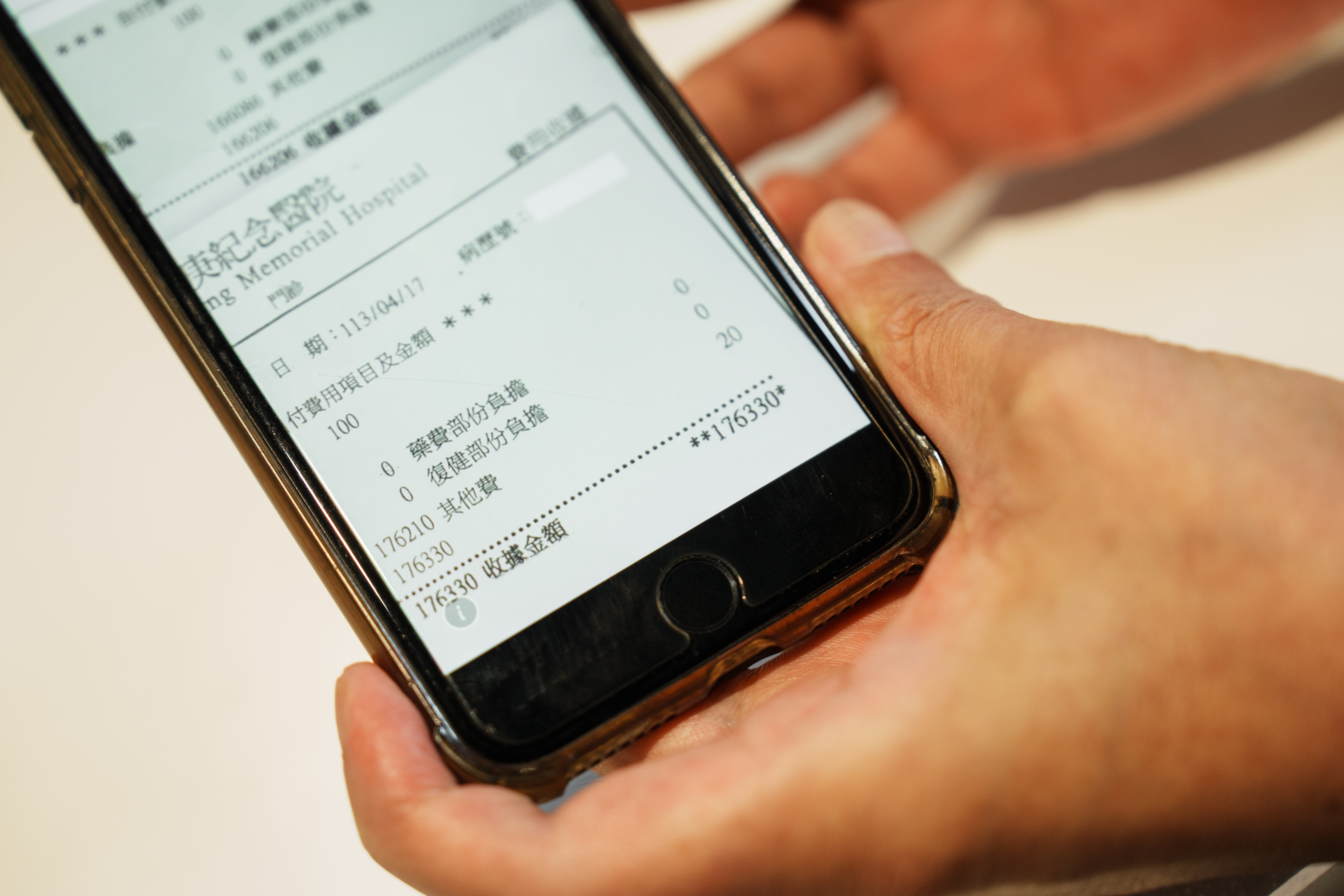 癌症新藥每月高達20、30萬元支出,拖垮眾多罹癌家庭。(圖/肺腺癌友提供醫療自費單據)