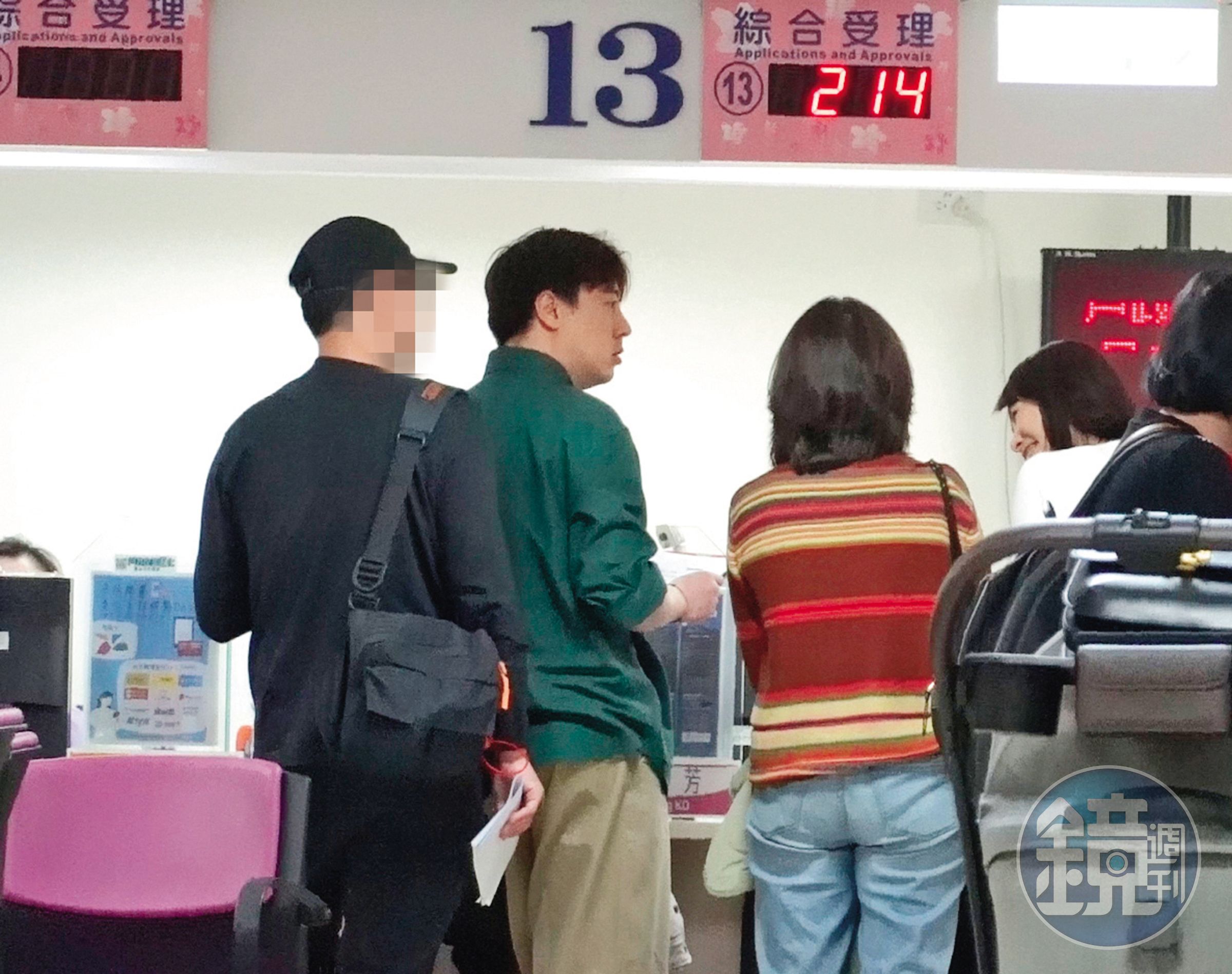 3/10 14：12 馨儀（右二）、單為明（左一）離婚辦到一半中途站了起來，清楚可見他們抽到的號碼「214」是情人節，也算黑色幽默。
