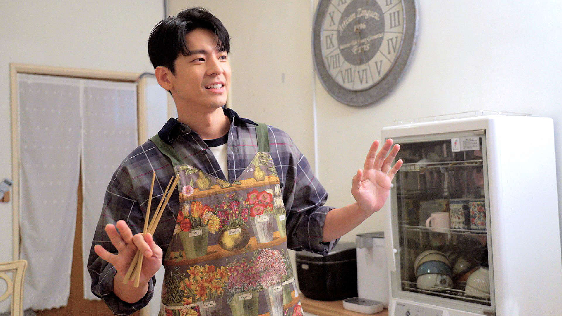 林柏宏化身「圍裙男神」跟著姚媽媽學做家常菜。（公視提供）