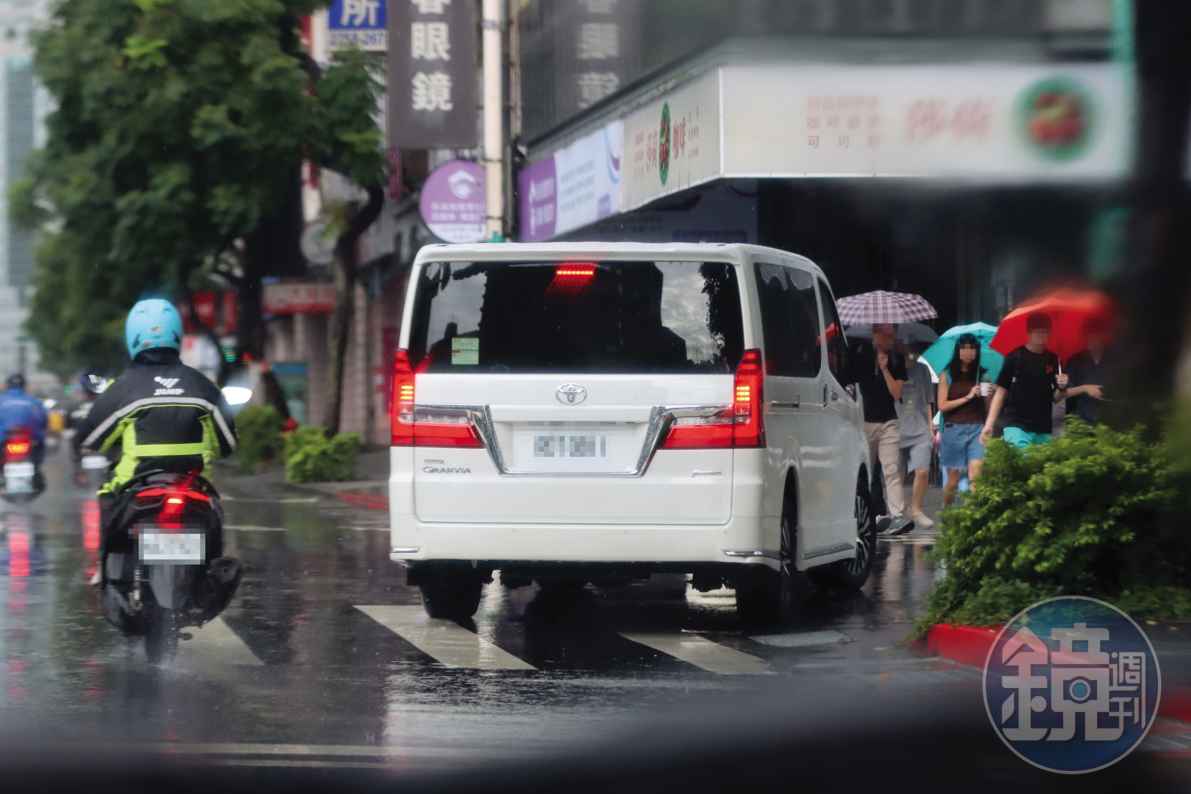 8/15 16:44 全員上車後,司機就載著大家開啟迷航模式,在附近巷弄不停繞圈,警戒心甚高。