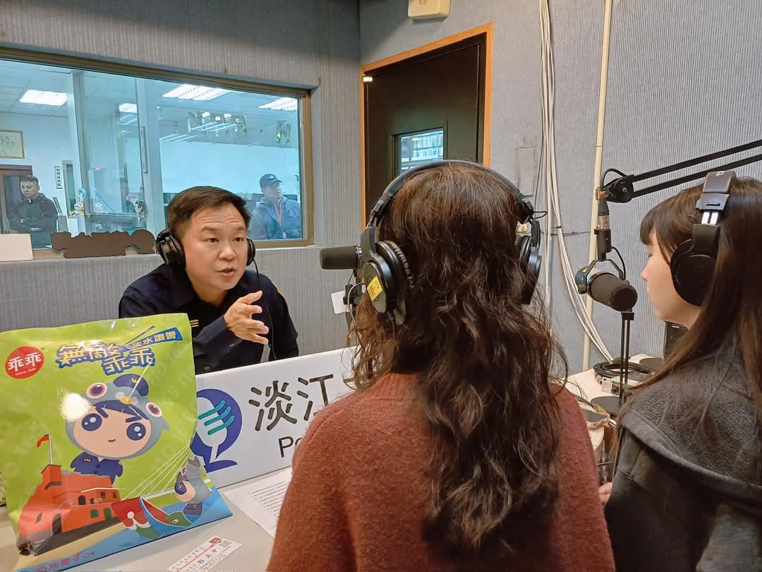 分局長彭正中前往「淡江之聲」電台，錄製反詐騙宣導。（警方提供）