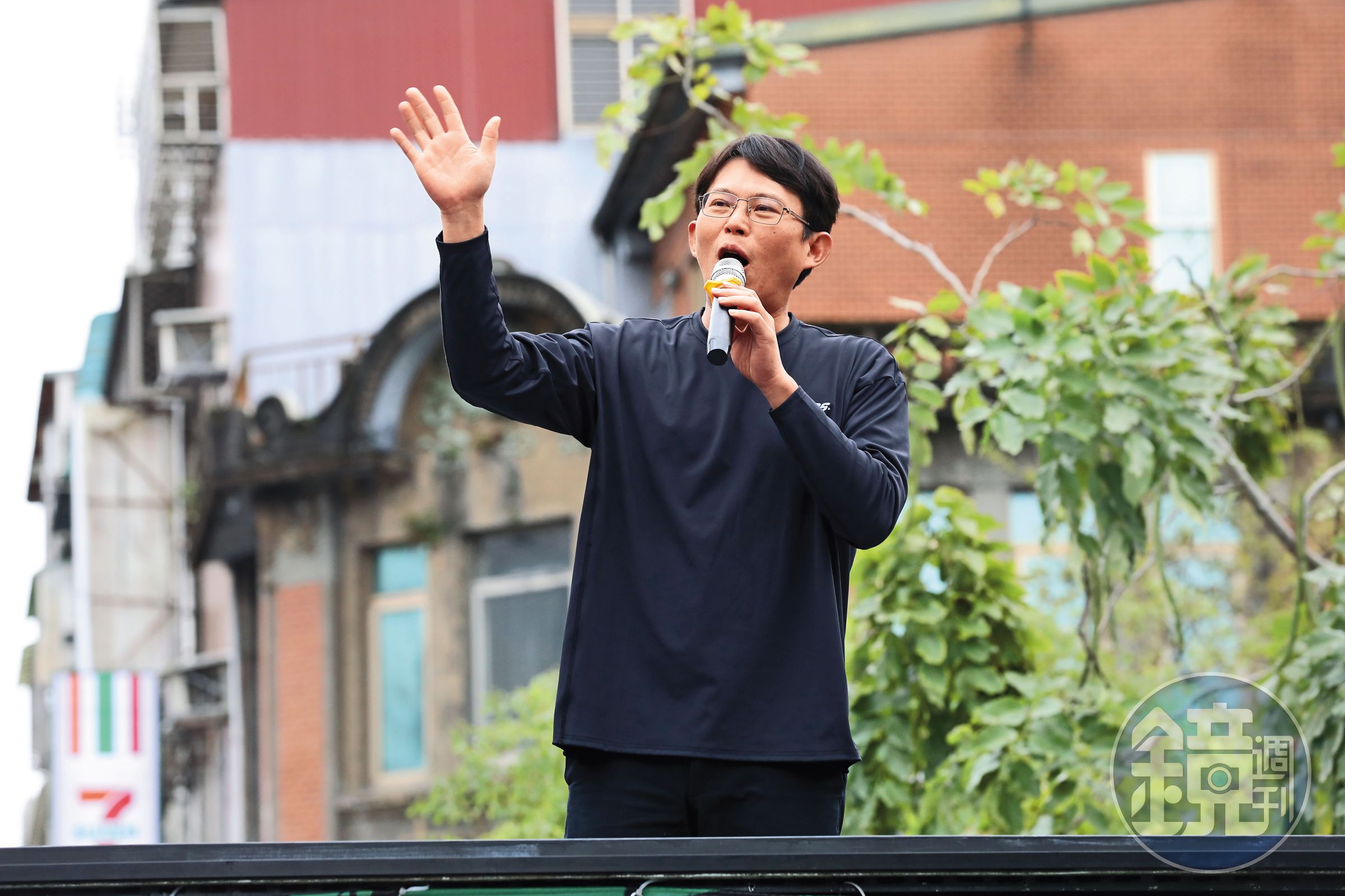 民眾黨雖無區域立委,仍積極在大罷免浪潮中尋找白營的角色。