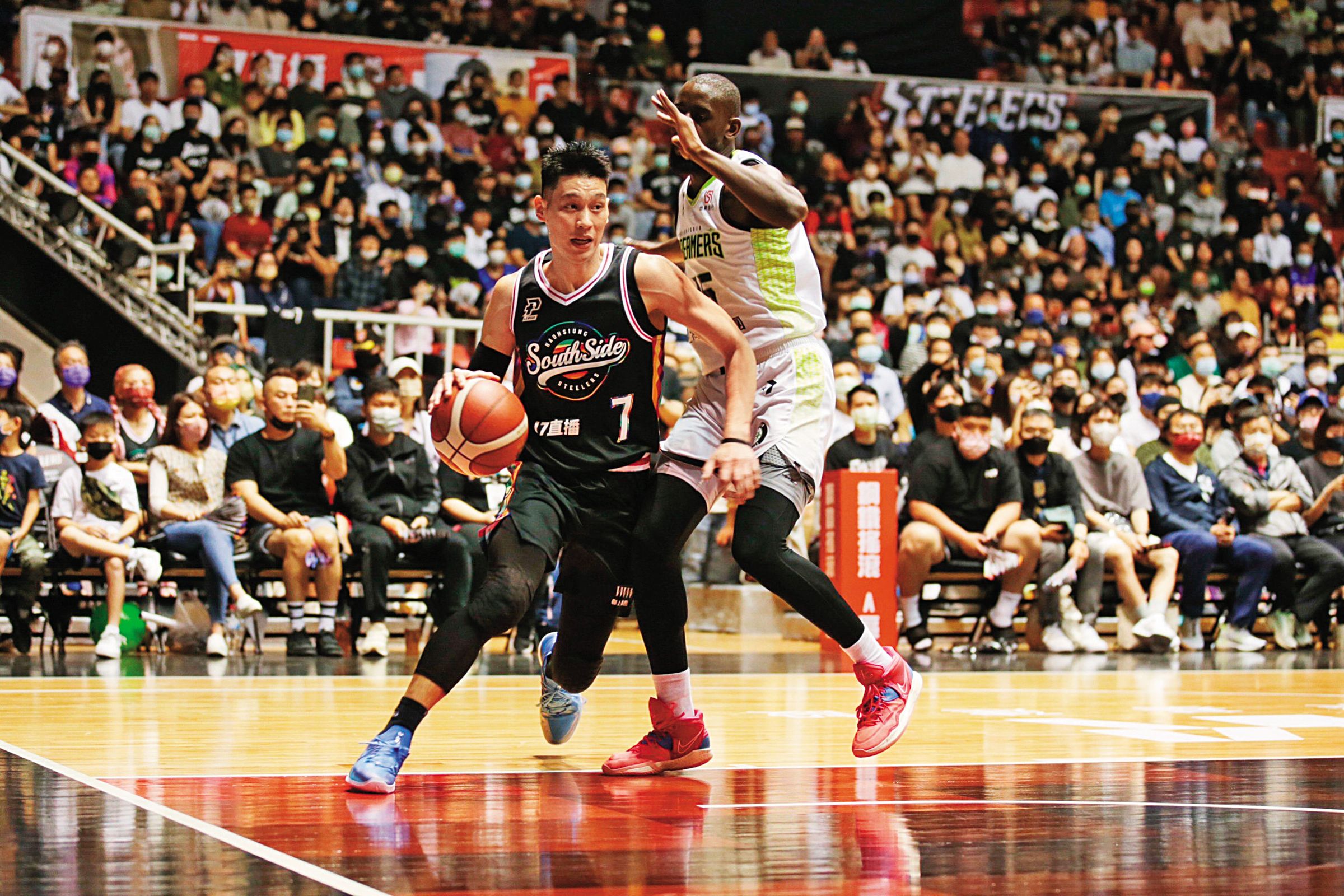 林書豪(前左)在NBA最熱門時,一張200美元的門票只能買到最偏遠位置。