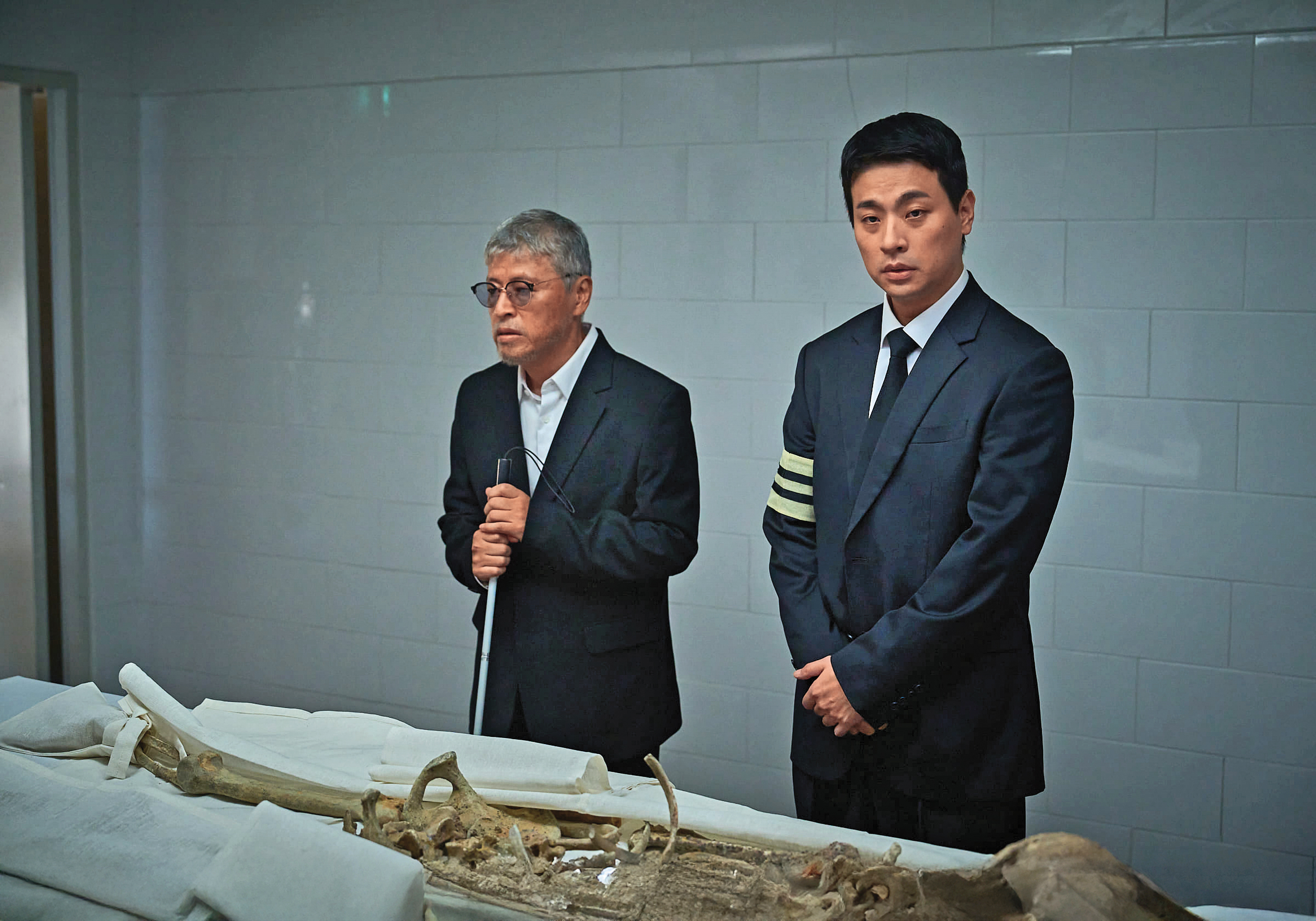 《醜得要命》中，權海驍（左）、朴正民（右）飾演的父子替失蹤40年才出現遺骸的母親處理後事。（壹壹喜喜提供）