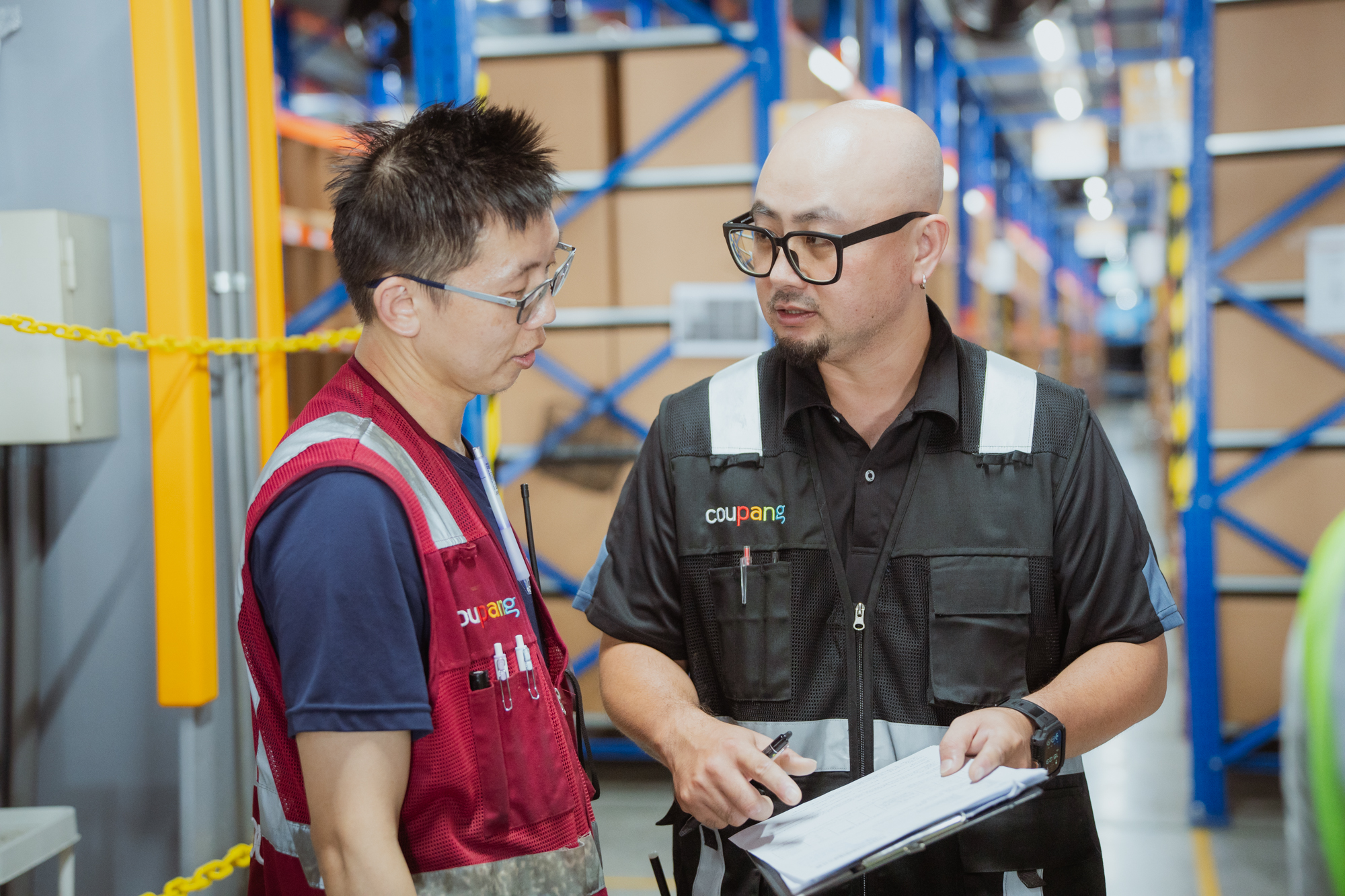 邵先生Bibo(右)原是軍職人員,退役後在Coupang酷澎物流中心展開全新職涯,15天年假跟穩定排班讓他非常受用。