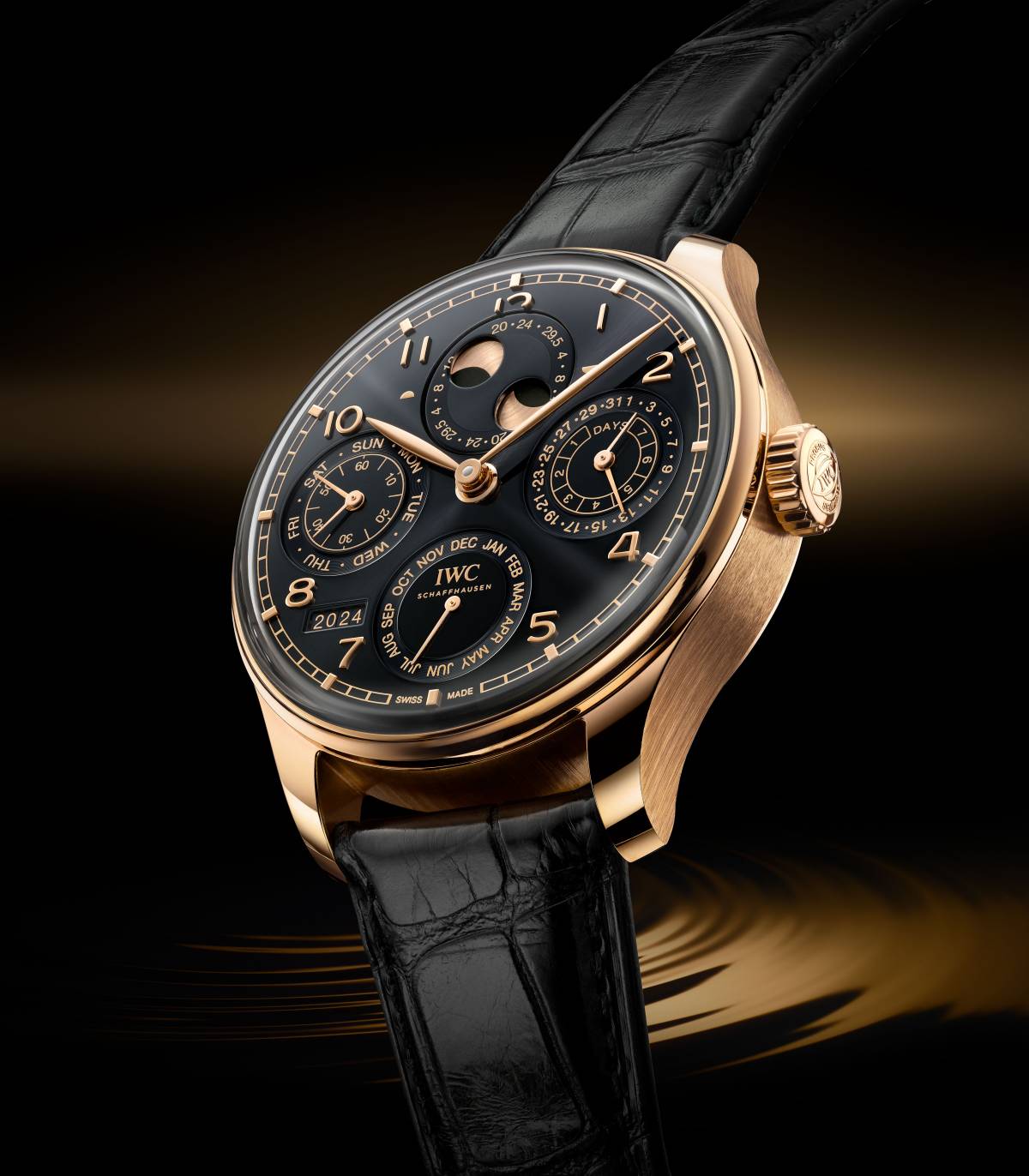 IWC葡萄牙系列萬年曆腕錶「曜石黑」：搭載 IWC 自製 52615 型自動上鍊機芯，具備 168 小時動力儲存。錶殼採用 18K Armor Gold® 材質，防水深度達 50 米。最引人注目的是其曜石黑漆面錶盤，透過 15 層塗漆工藝，呈現出深邃光澤與透明感。