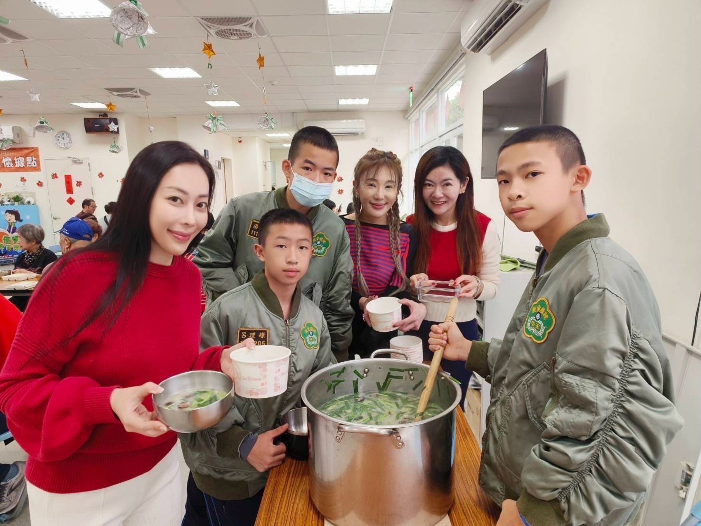 房地產名媛王子苓（右三）昨（24日）偕同前主播李雅楹（圖左）至新北市長照關懷據點，煮鹹湯圓給長輩吃，王子苓的兒子也跟軍校同學一同參與。（王子苓提供）