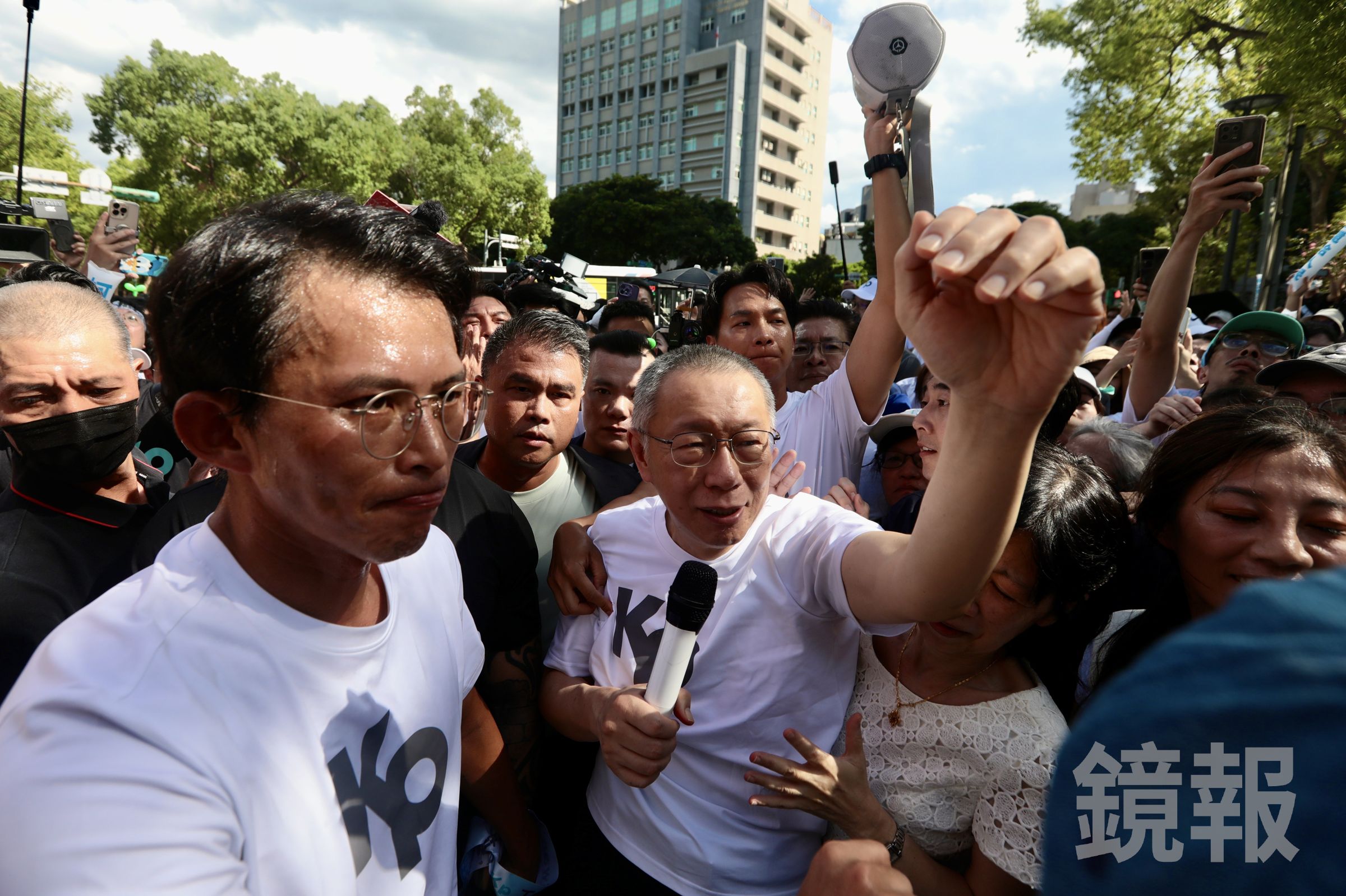 前民眾黨主席柯文哲（中）今日以7000萬元交保，發表談話。（鏡報林煒凱）