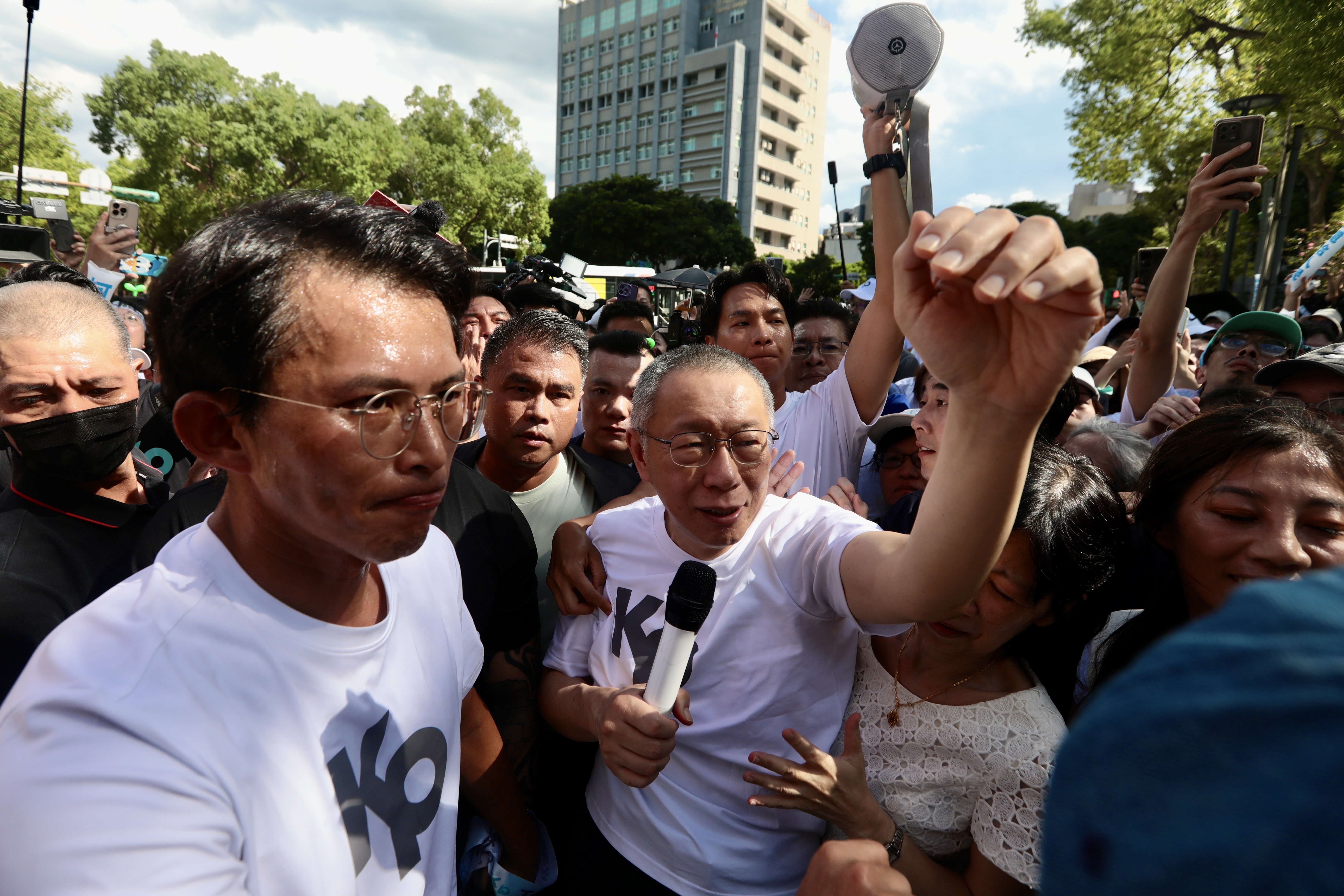 前民眾黨主席柯文哲（中）今日以7000萬元交保，發表談話。（鏡報林煒凱）