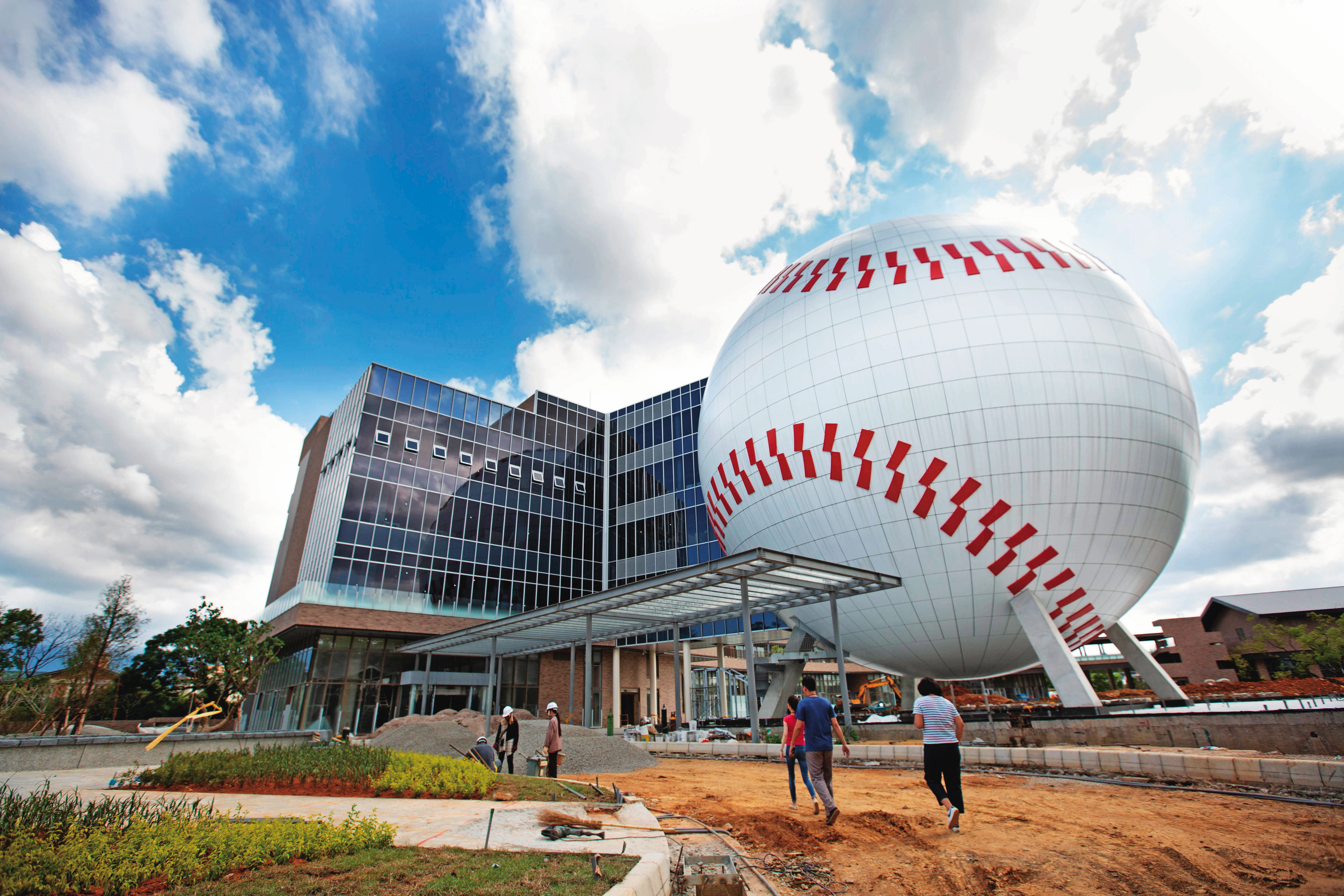 王俊郎原在兄弟相關體系的名人堂花園大飯店（圖）擔任球場部門經理。（資料照片）