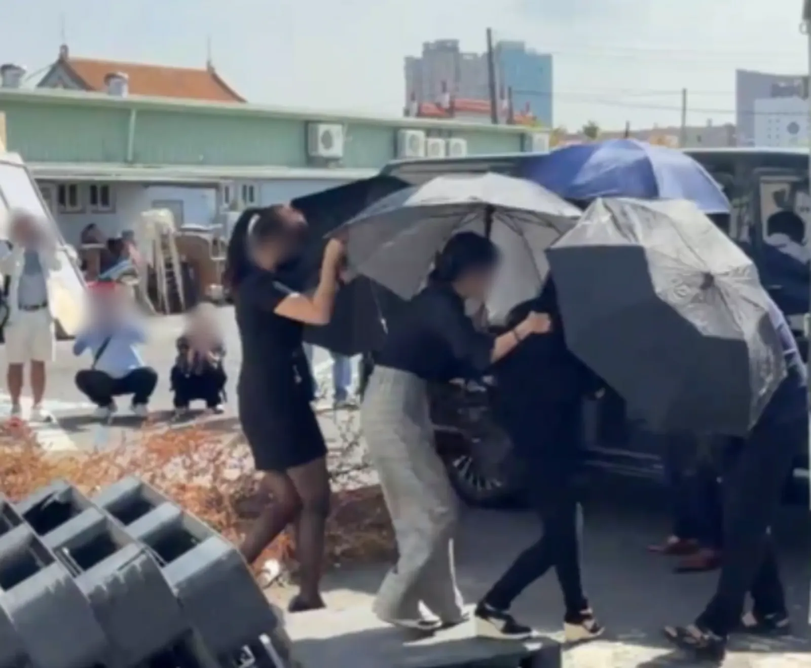 死者井雲蓉在台南殯儀館舉辦告別式,現任空勤總隊長的父親井延淵低調現身送女兒最後一程。(讀者提供)