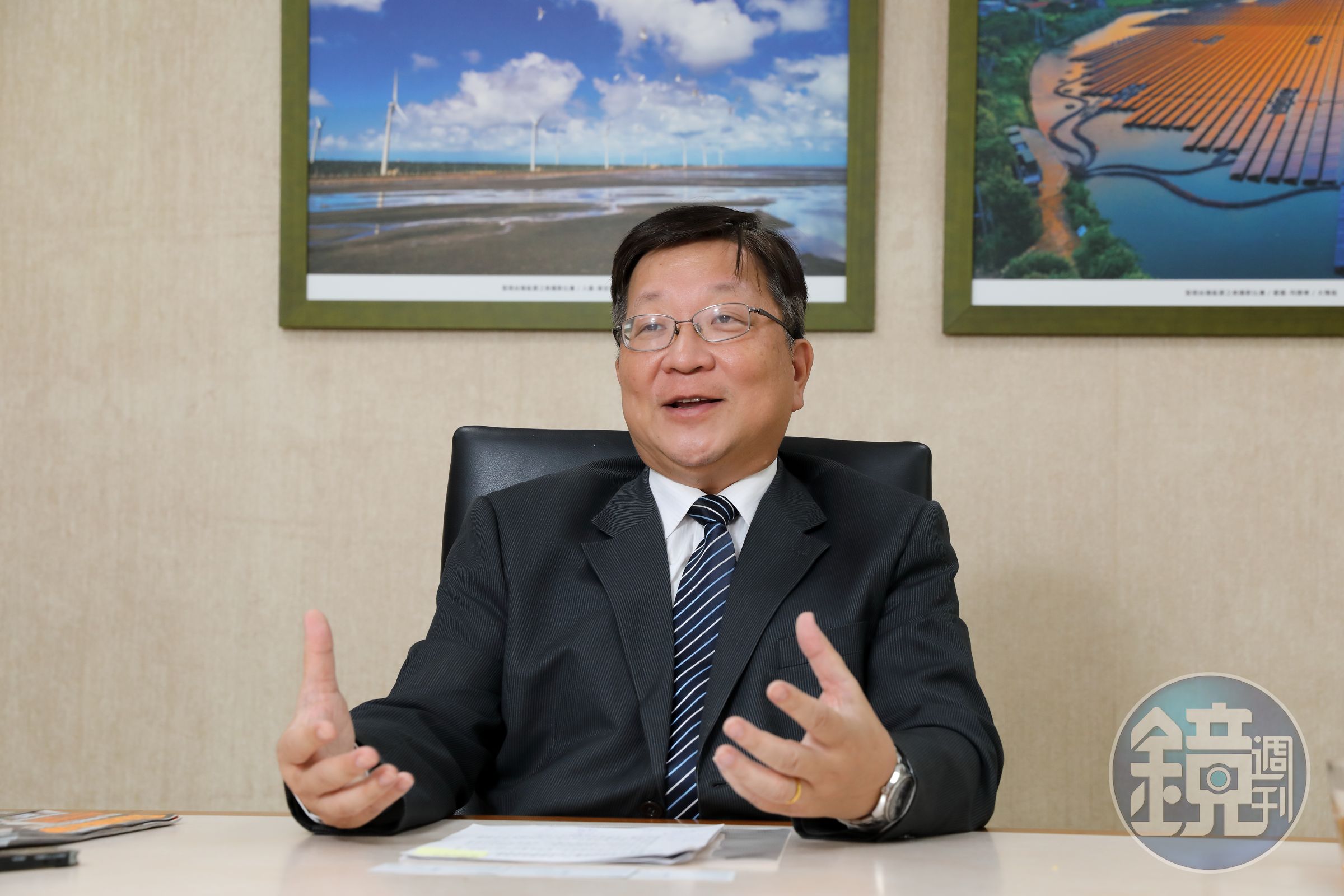 經濟部能源署長游振偉26日邀集許多離岸風電開發商,針對離岸風電浮動式示範風場進行交流,希望能夠早日公告選商規則,於今年底前完成選商。