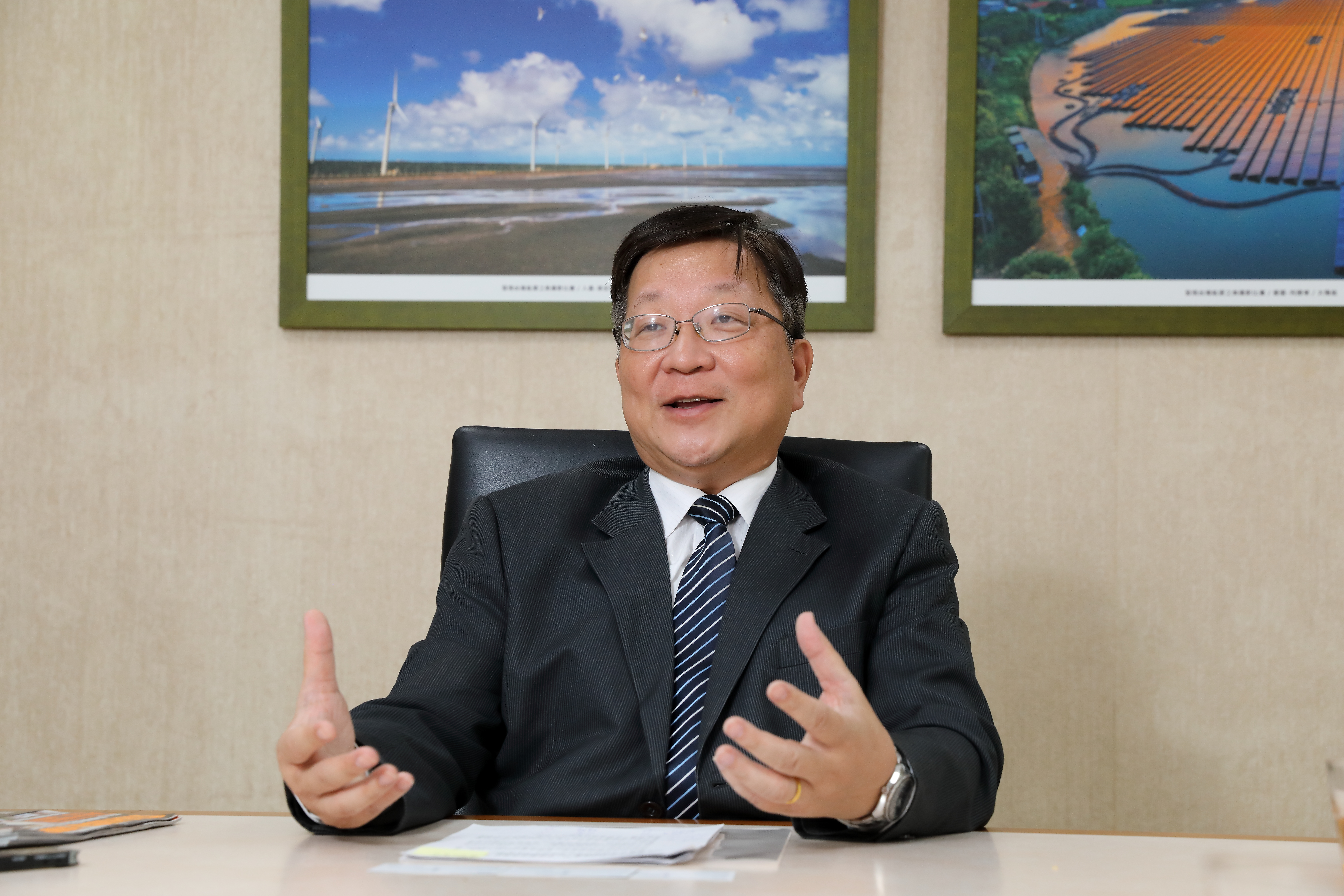 經濟部能源署長游振偉26日邀集許多離岸風電開發商，針對離岸風電浮動式示範風場進行交流，希望能夠早日公告選商規則，於今年底前完成選商。