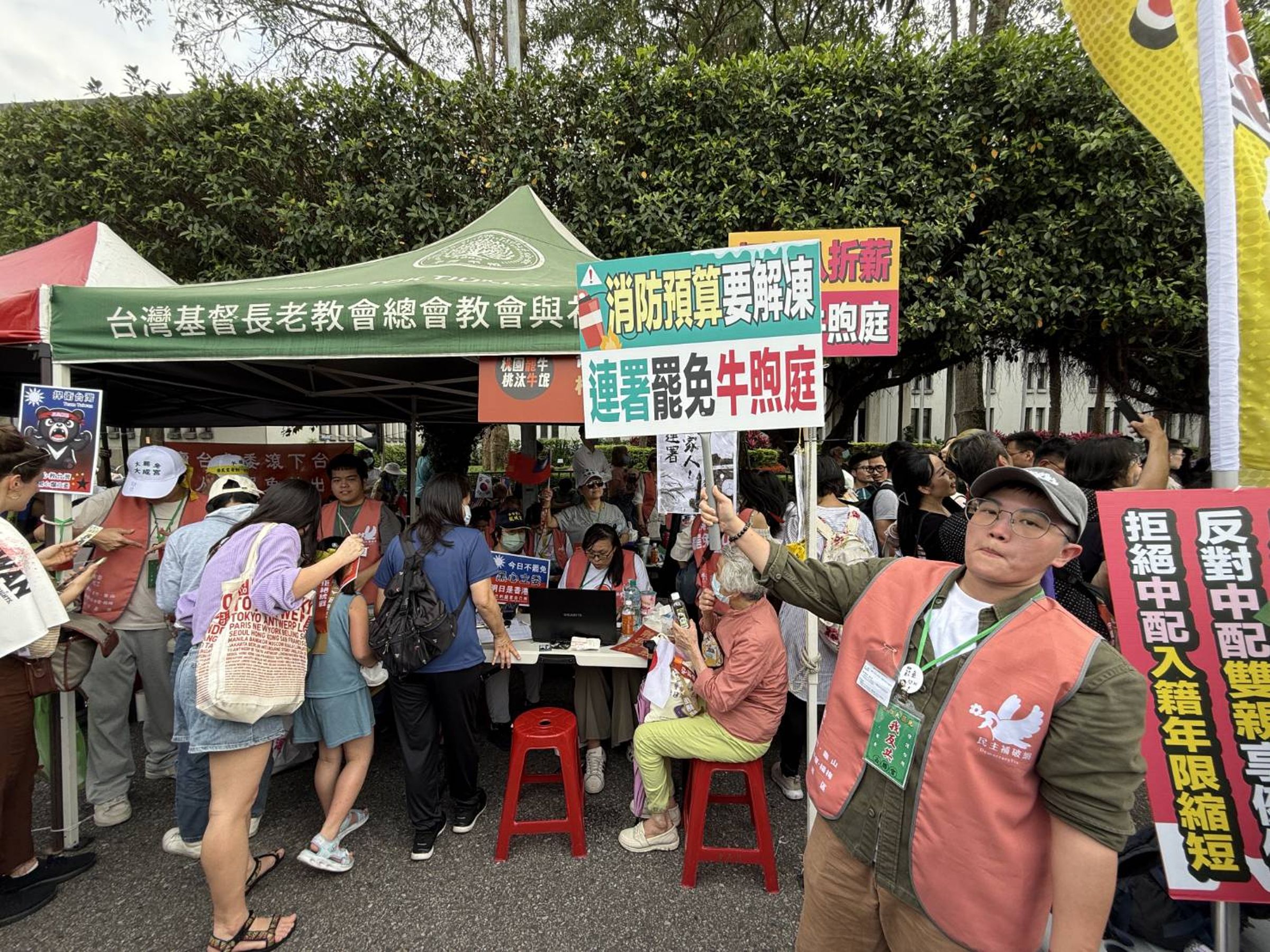 各地的藍委罷免團體到凱道擺攤衝刺連署。(鏡報新聞網提供)