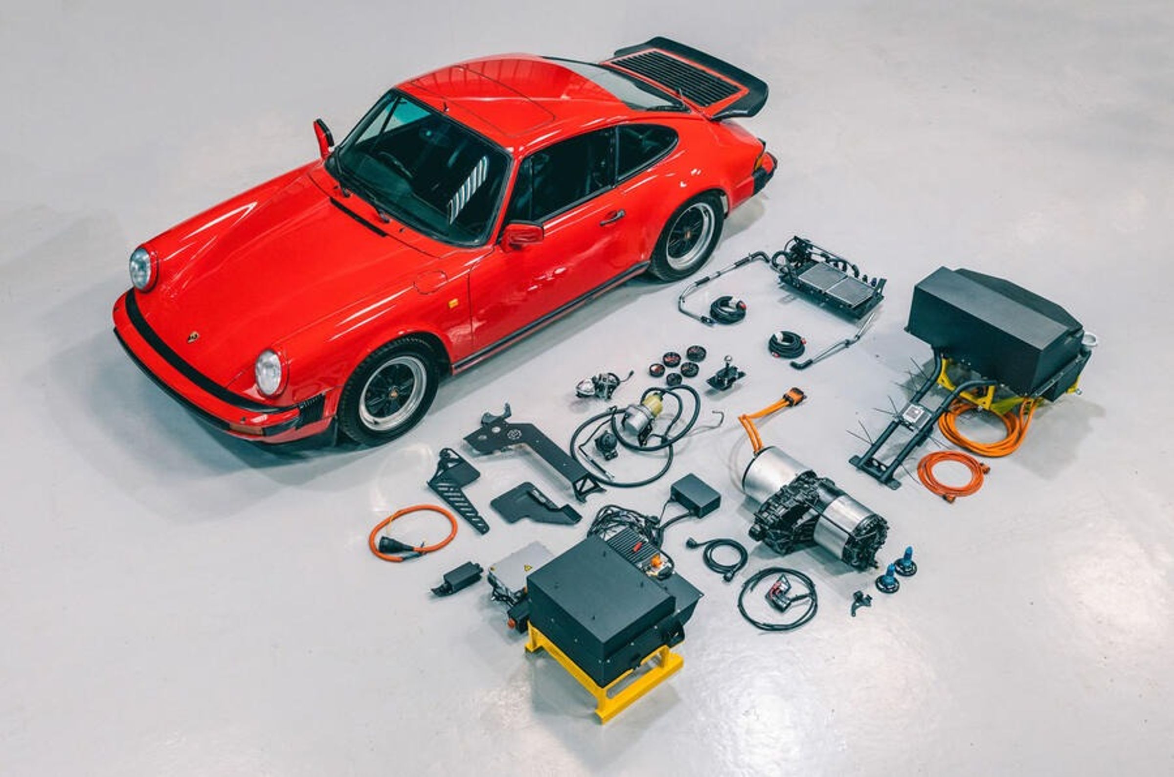 保時捷911的改裝最令人驚艷!Fellten為其安裝了496bhp(約370kW)的特斯拉馬達,讓這款經典跑車能在4.5秒內完成0-100公里/小時的加速,媲美現代的718 Boxster GTS 4.0。