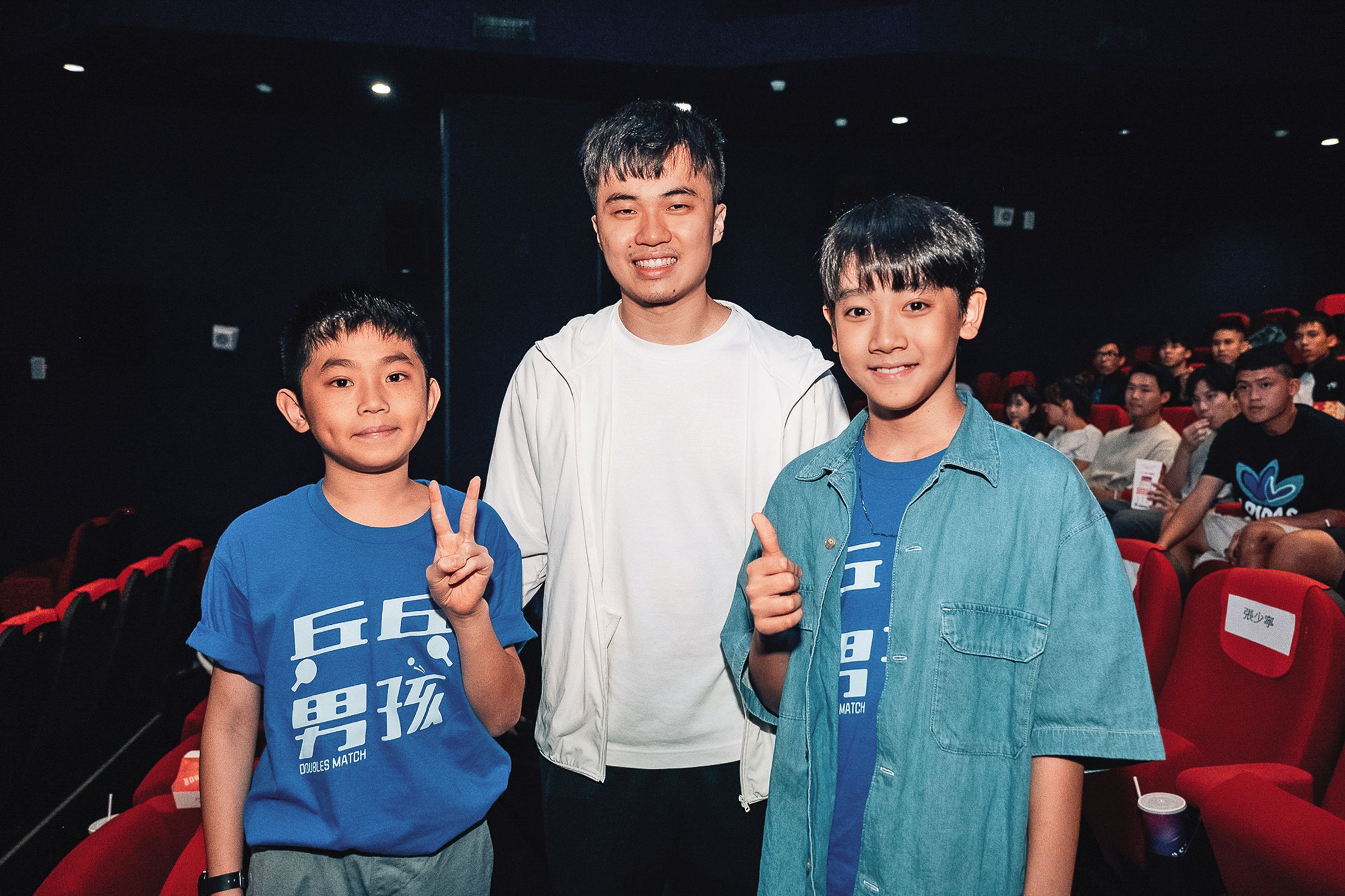 彭裕愷（右）、李星緯（左）在特映會上與客串的桌球國手林昀儒（中）相見歡。（華納提供）