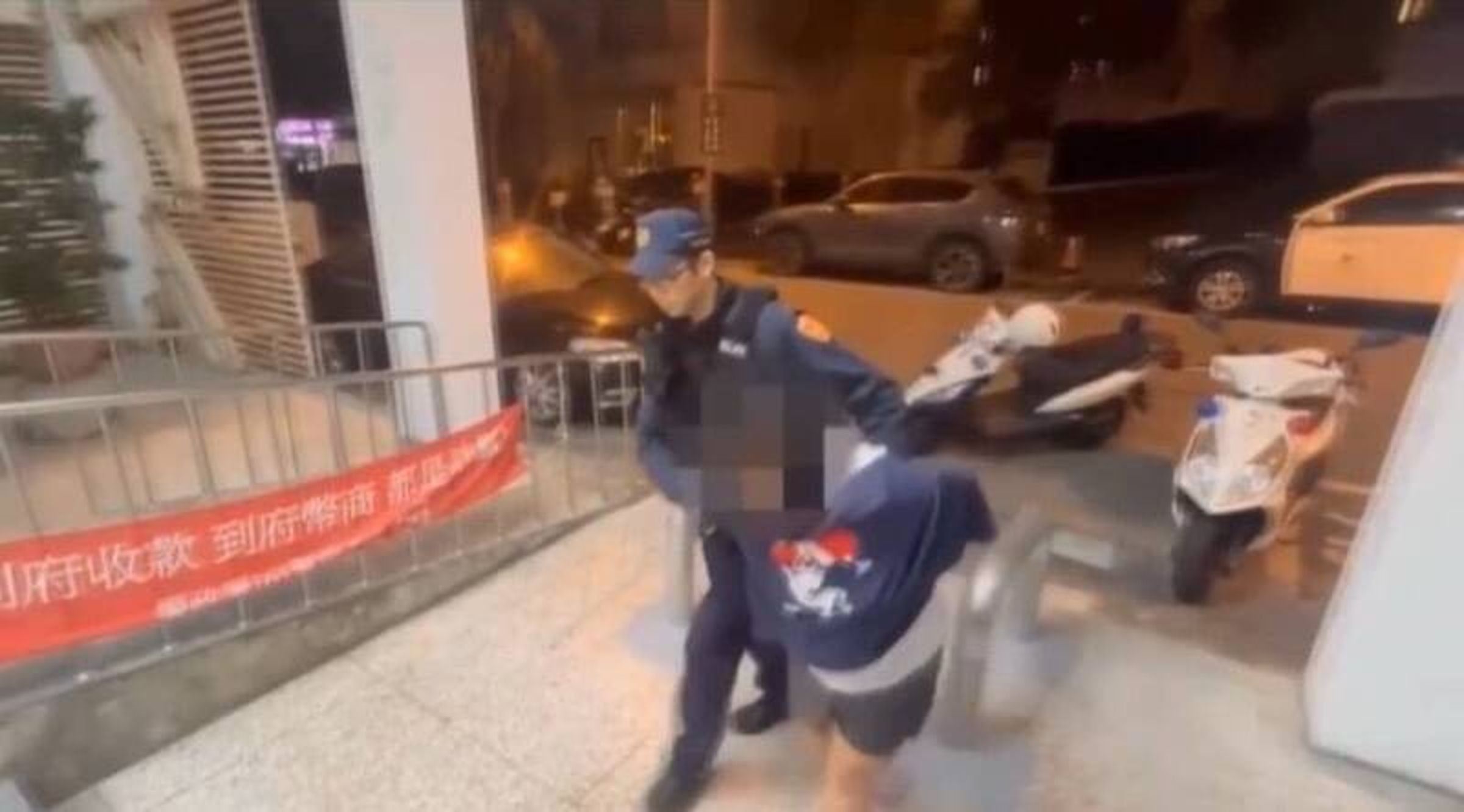 隨機刺人的金女落網。(翻攝畫面)
