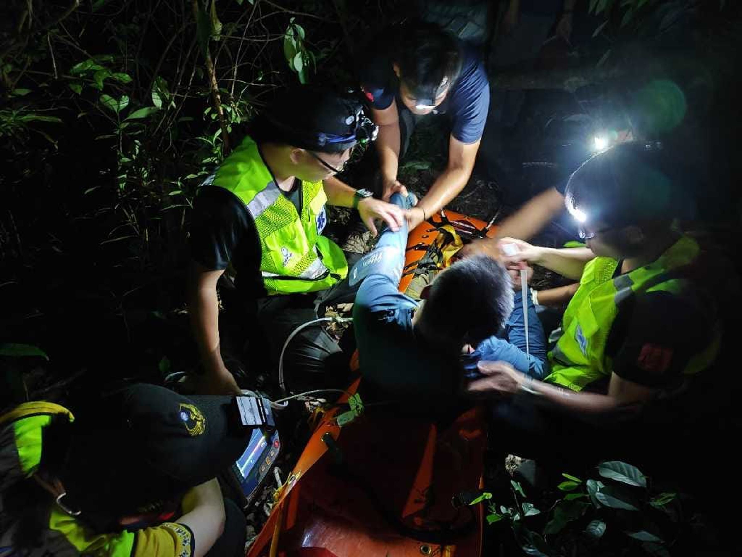 洪偉彥身上多處遭虎頭蜂螫,送醫急救後仍不幸身亡。(台東縣消防局提供)