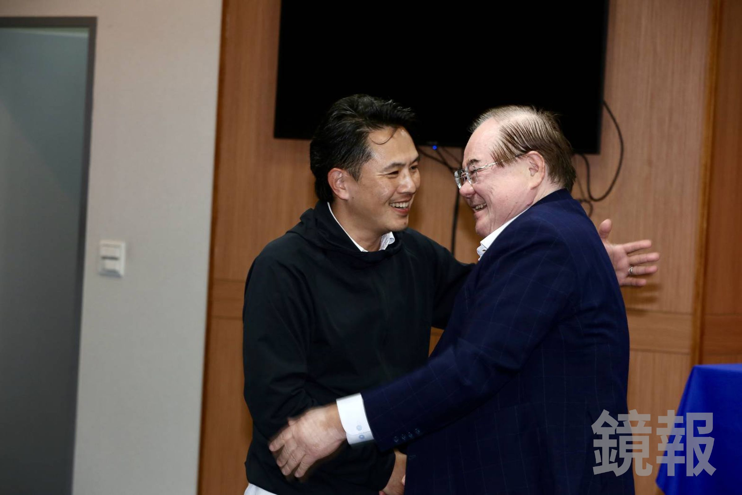 陳以信宣布退出藍營台南市長初選，在黨中央和副主席李乾龍擁抱。（鏡報姜永年）