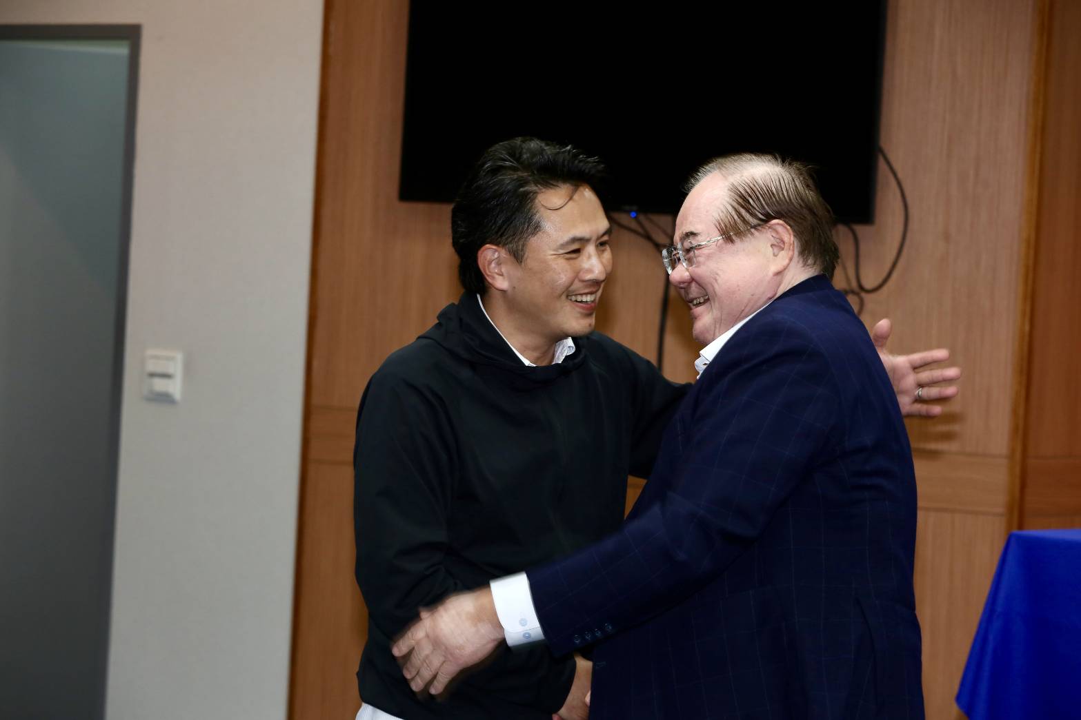 陳以信宣布退出藍營台南市長初選,在黨中央和副主席李乾龍擁抱。(鏡報姜永年)