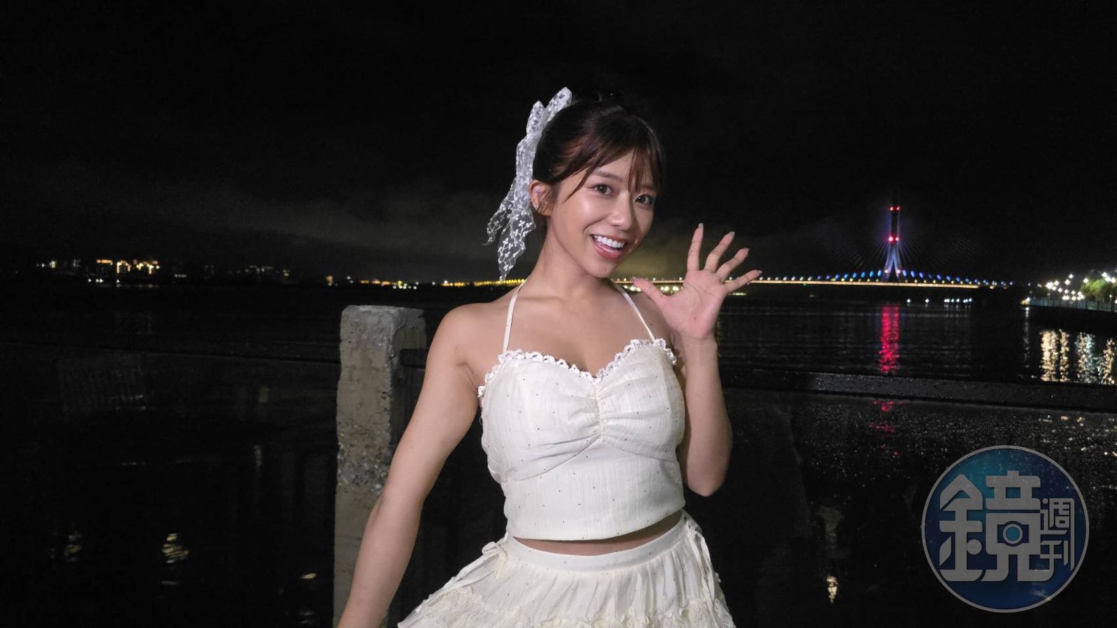 獨家》暗黑女神現身淡水老街 川越鈴子夾娃娃玩瘋撈金魚網破也不放棄