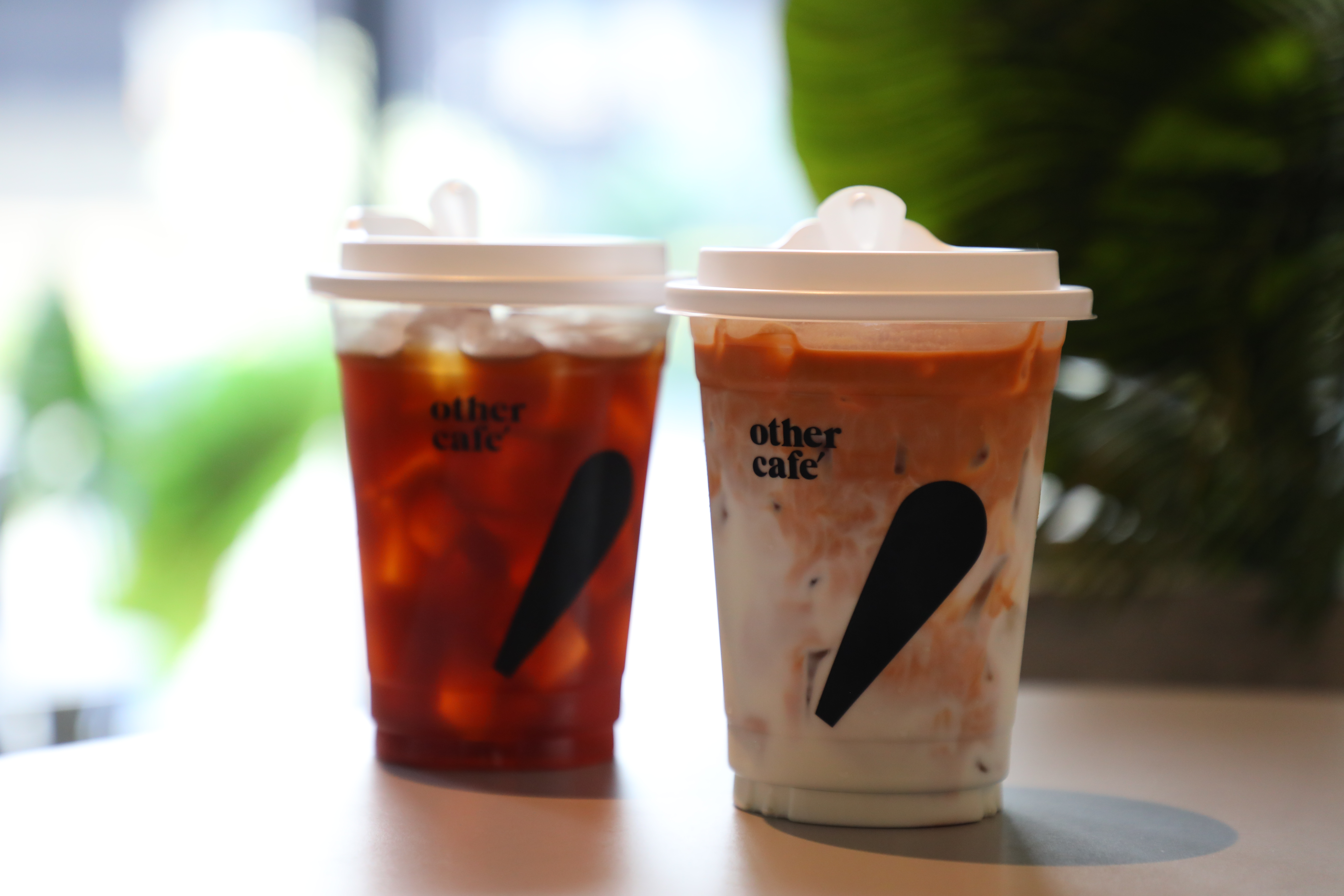 招牌飲品「Jordan」（右，150泰銖／杯，約NT$132）是茶和咖啡的泰式鴛鴦組合；「冰美式」（左，100泰銖／杯，約NT$88）也做得頗有水準。