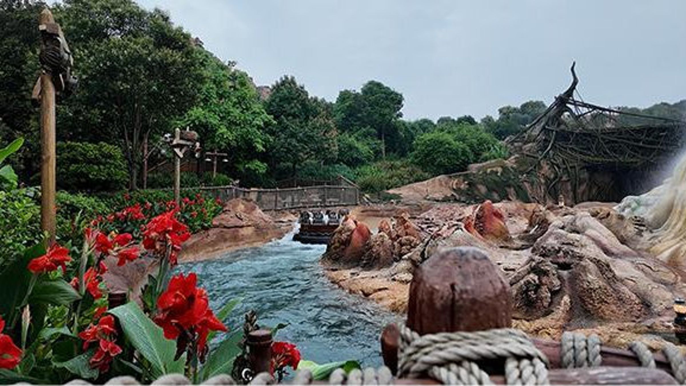 上海迪士尼好臭!遊客怨手把、安全帶臭氣沖天,洗手5遍洗不掉。(翻自微博)
