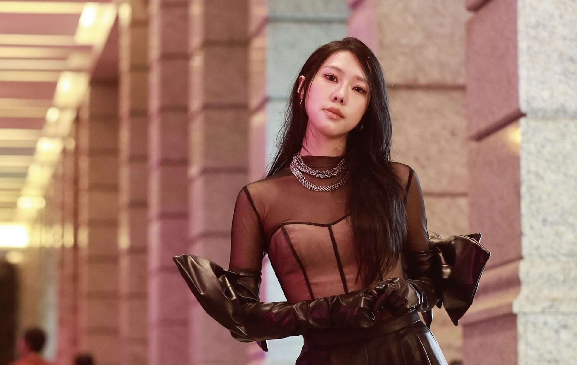 周蜜日前穿著台灣品牌「NIKI YEH」葉佳靜設計師SS25作品出席台北時裝週。（TASTAR時代創藝提供）