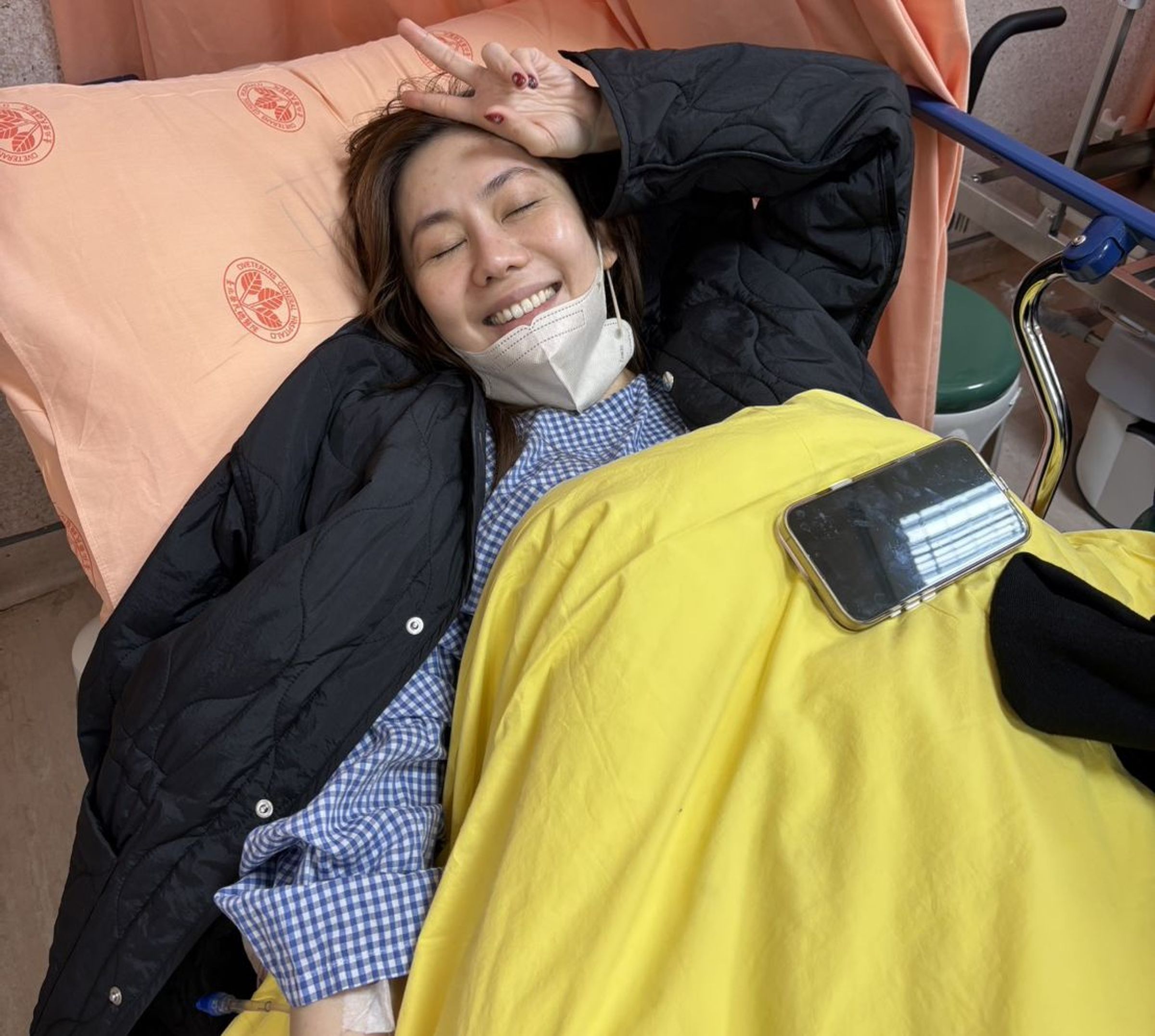 王宇婕在等開刀時還不知道盲腸炎已經惡化成腹膜炎。(本人提供)