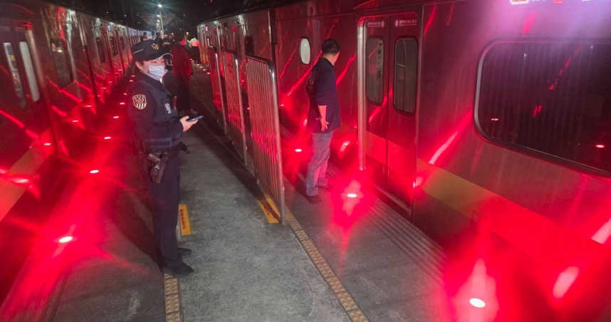 台鐵浮洲站今晚發生民眾落軌死傷案，落軌者已無生命跡象，相關案情仍待釐清。（翻攝畫面）