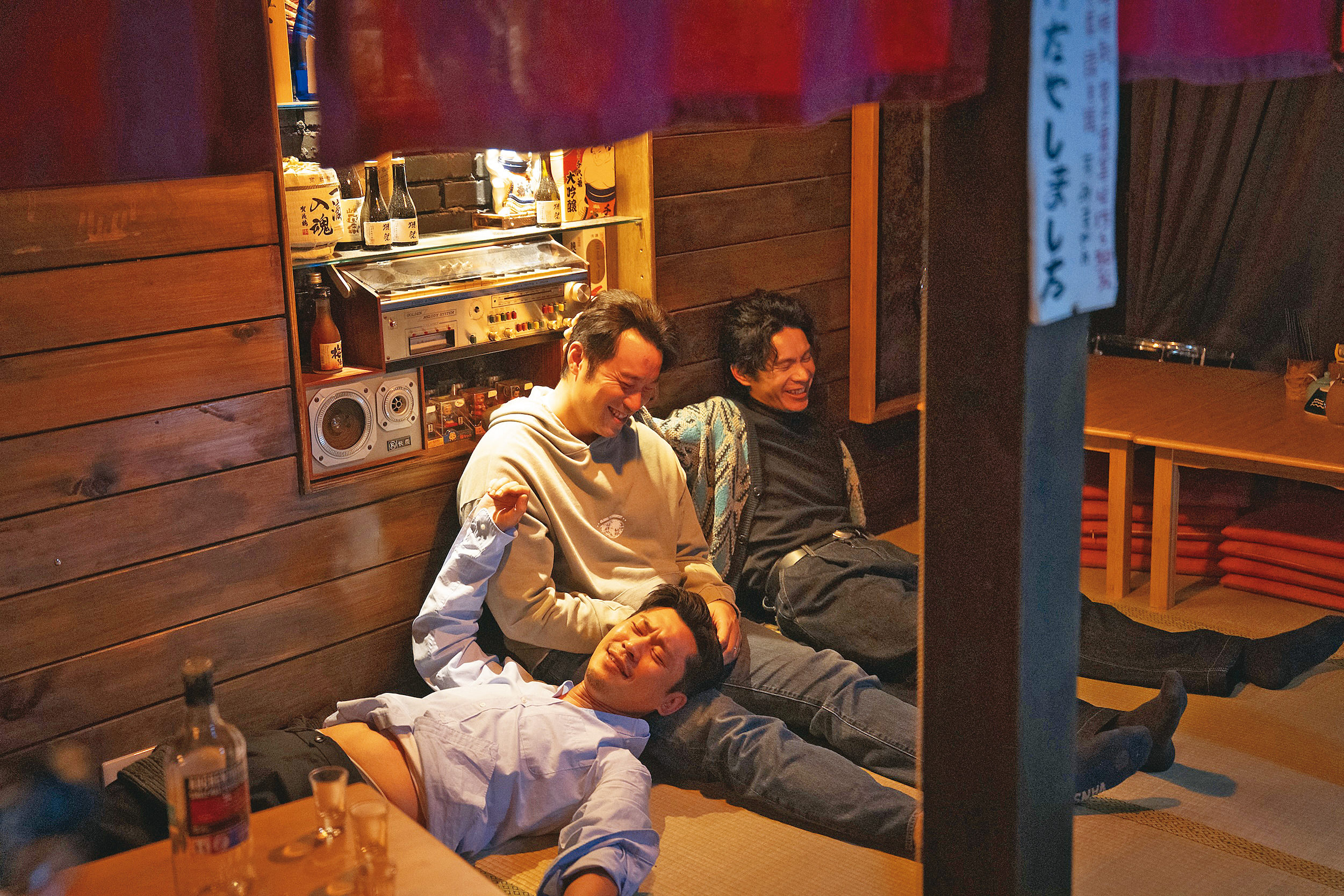 黃迪揚（左起）、張孝全、姚淳耀在《欠妳的那場婚禮》飾演年輕時成為知己，步入中年後對彼此也不離不棄的男子，即使夢想逐漸乾枯，婚姻也有許多波折。（公共電視提供）