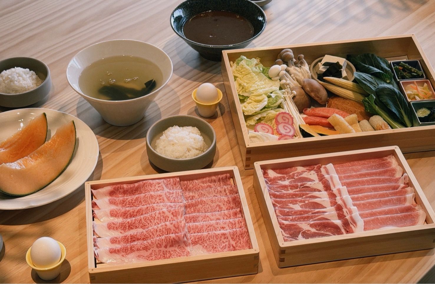 Villa賓客可享受專屬晚宴,可任選富良野和牛、美瑛豚肉或北海道旬鮮盛合,體驗「從土地到餐桌」的參與式樂趣。(薰衣草森林提供)