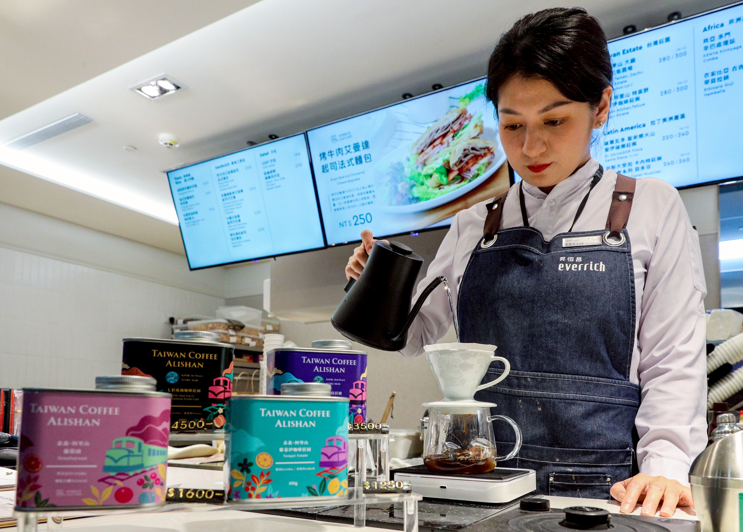 專業咖啡師手沖精品咖啡，讓更多國際旅人從一杯咖啡認識臺灣。（昇恆昌提供）