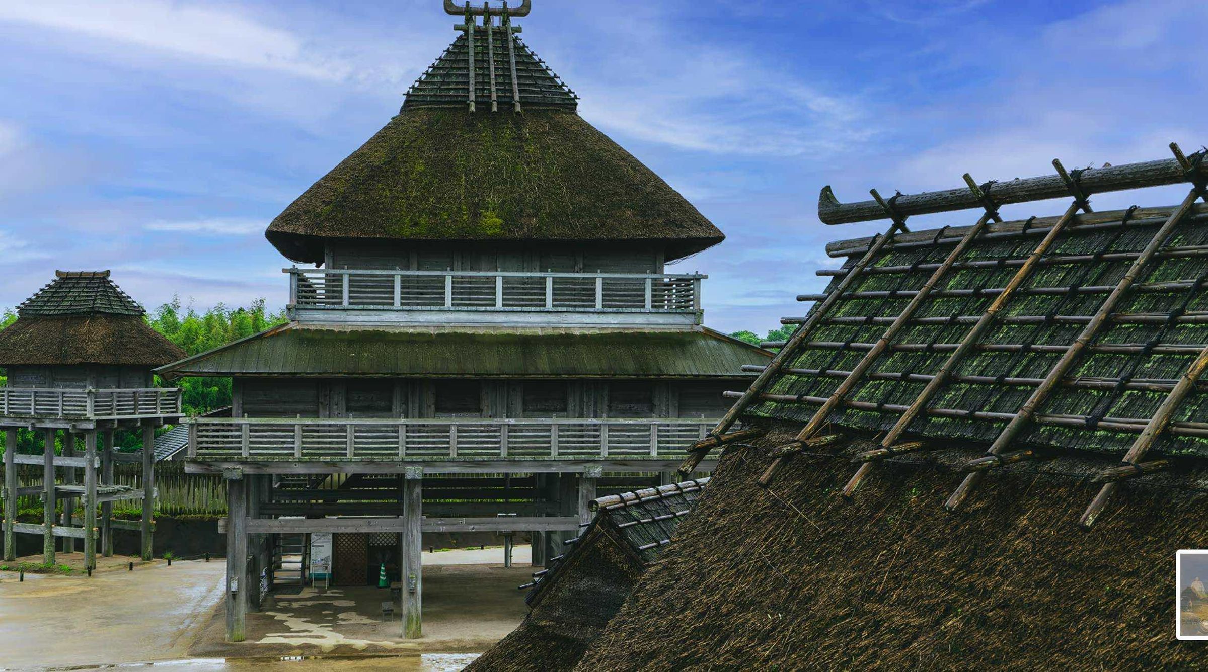 吉野里歷史公園根據考古發掘成果,復原古代瞭望樓、豎穴式住居及高床式倉庫,重現彌生時代的聚落景觀。(Snow Peak GROUNDS YOSHINOGARI提供)