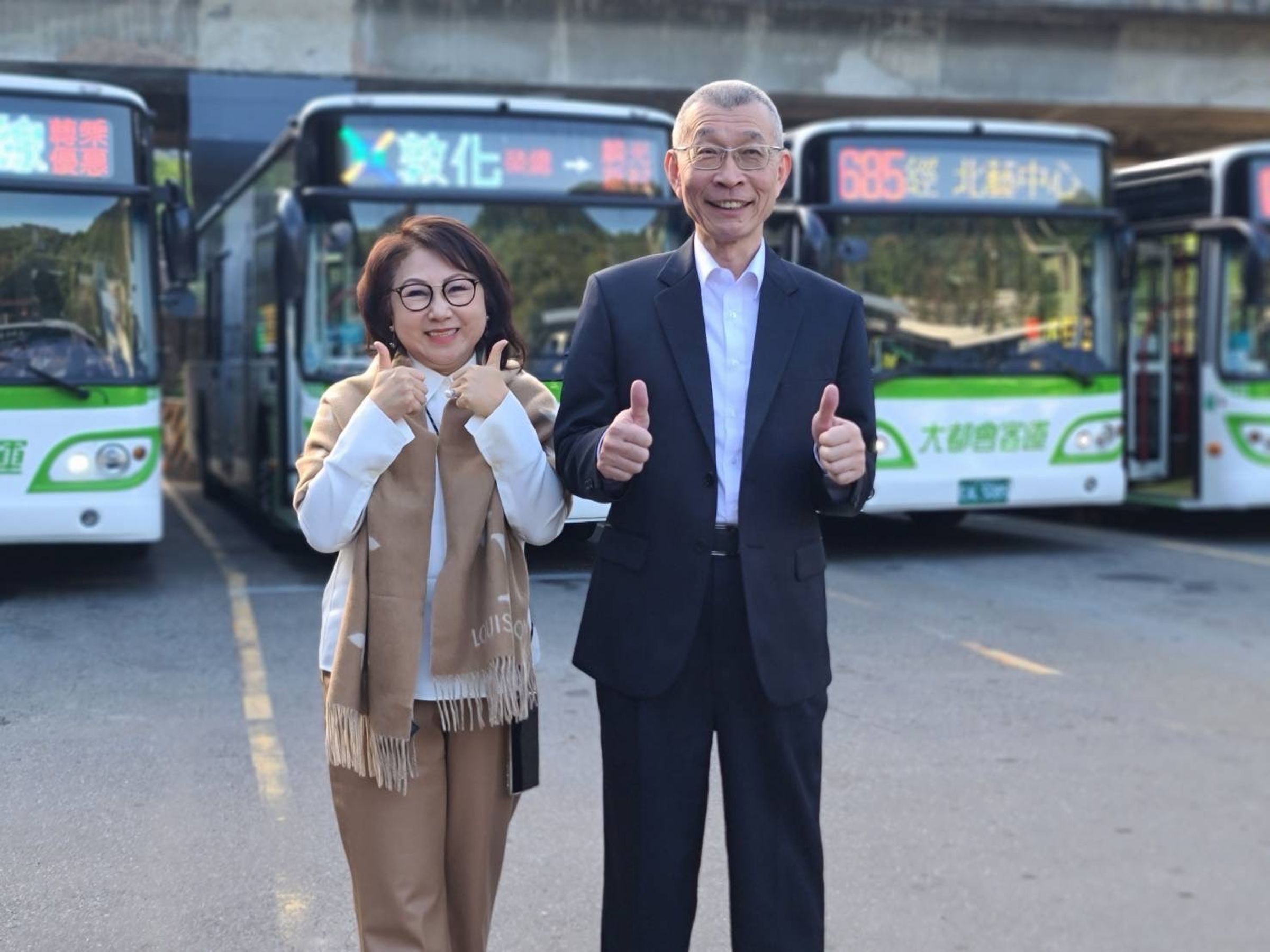 電巴雙雄交車大都會客運56台電巴。(成運提供)