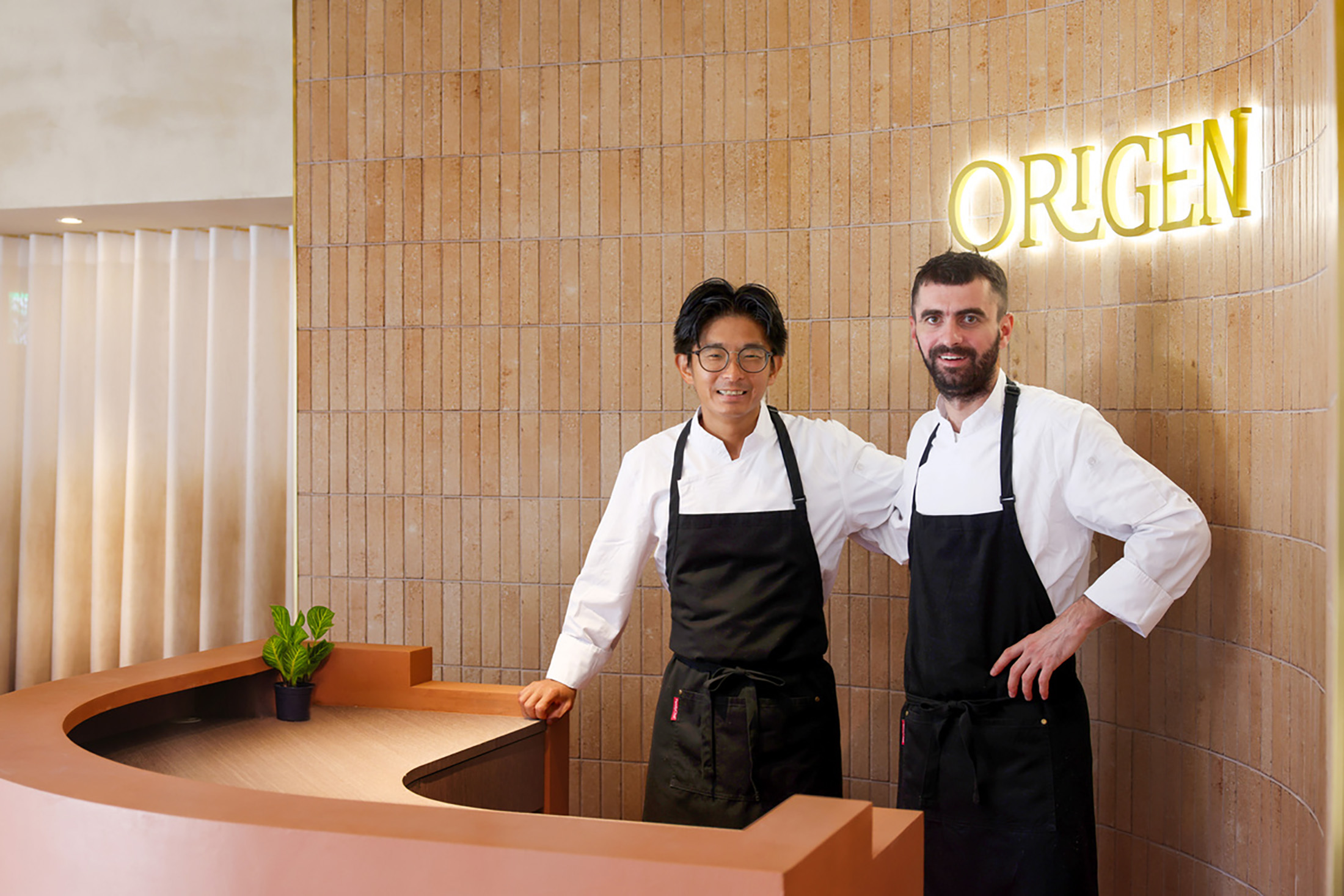 ORIGEN由深耕台灣的西班牙主廚Adrian（右）與遠赴西班牙本店深造的台灣主廚Godfrey（左）聯手，將西班牙的慢食精神與台灣在地文化完美融合。（ORIGEN提供）