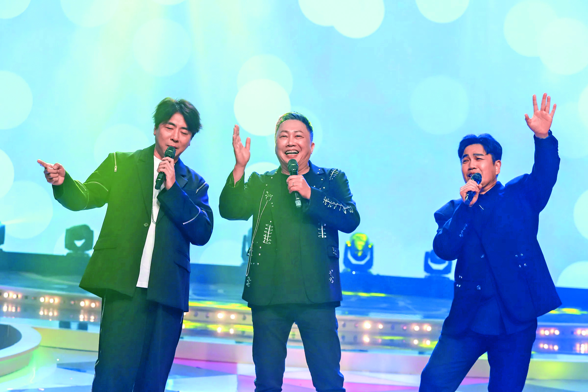 梁赫群（左）與昔日「景行廳男孩」團員趙正平（中）、林智賢（右）一起合體上節目錄影。（民視提供）