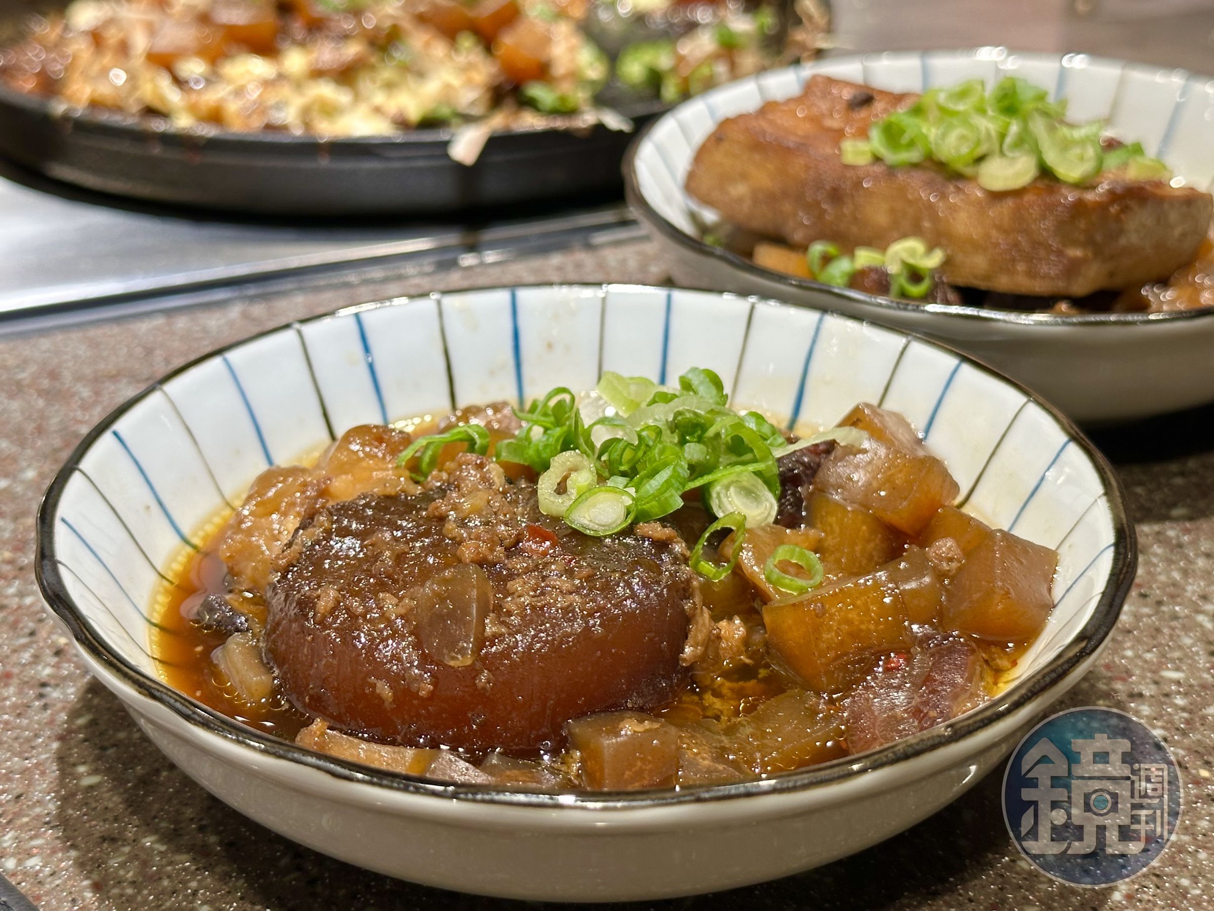 「Bokkake燉蘿蔔」吸附的醬汁較多，略鹹一些。（100元／份）