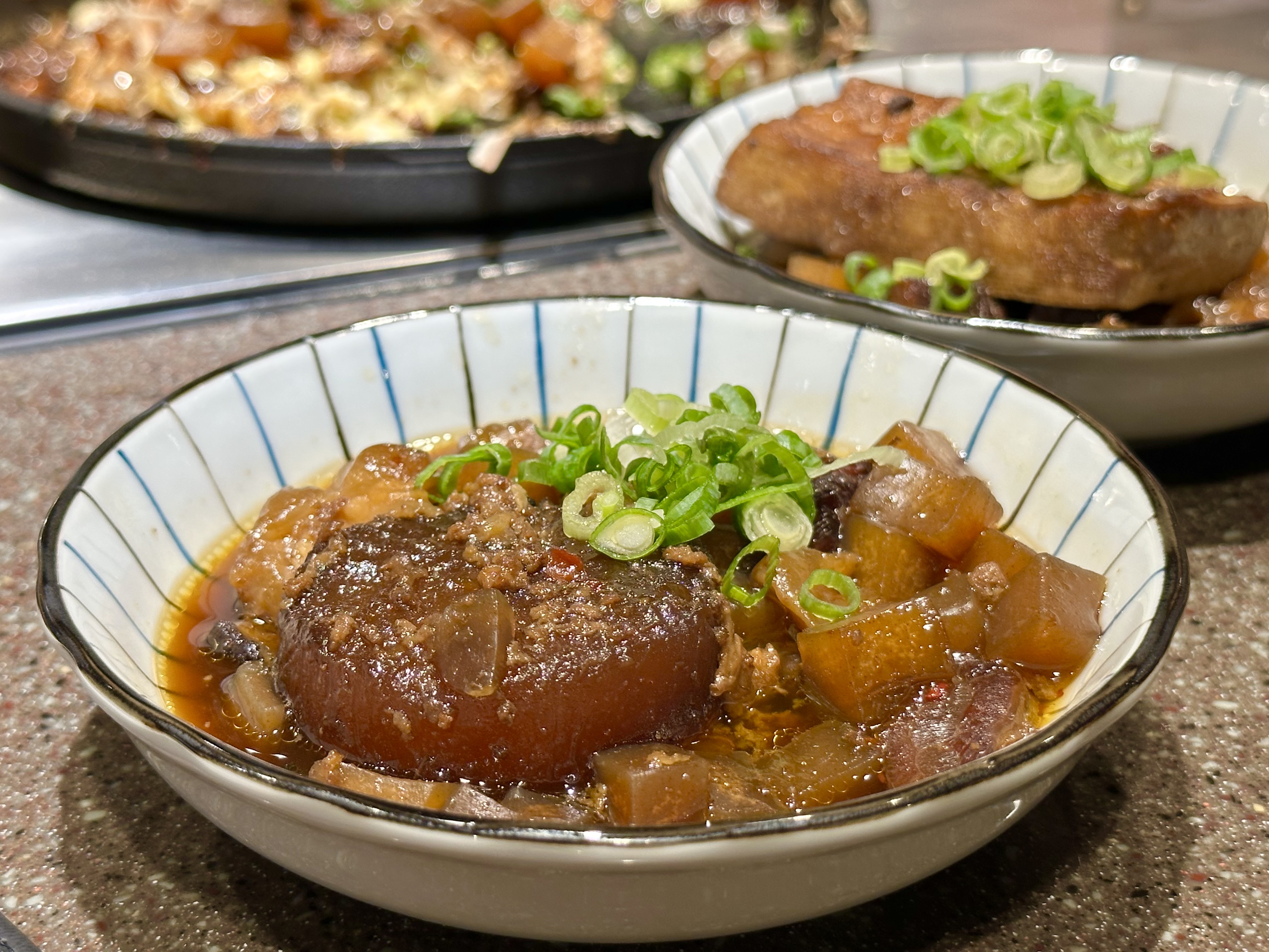 「Bokkake燉蘿蔔」吸附的醬汁較多，略鹹一些。（100元／份）