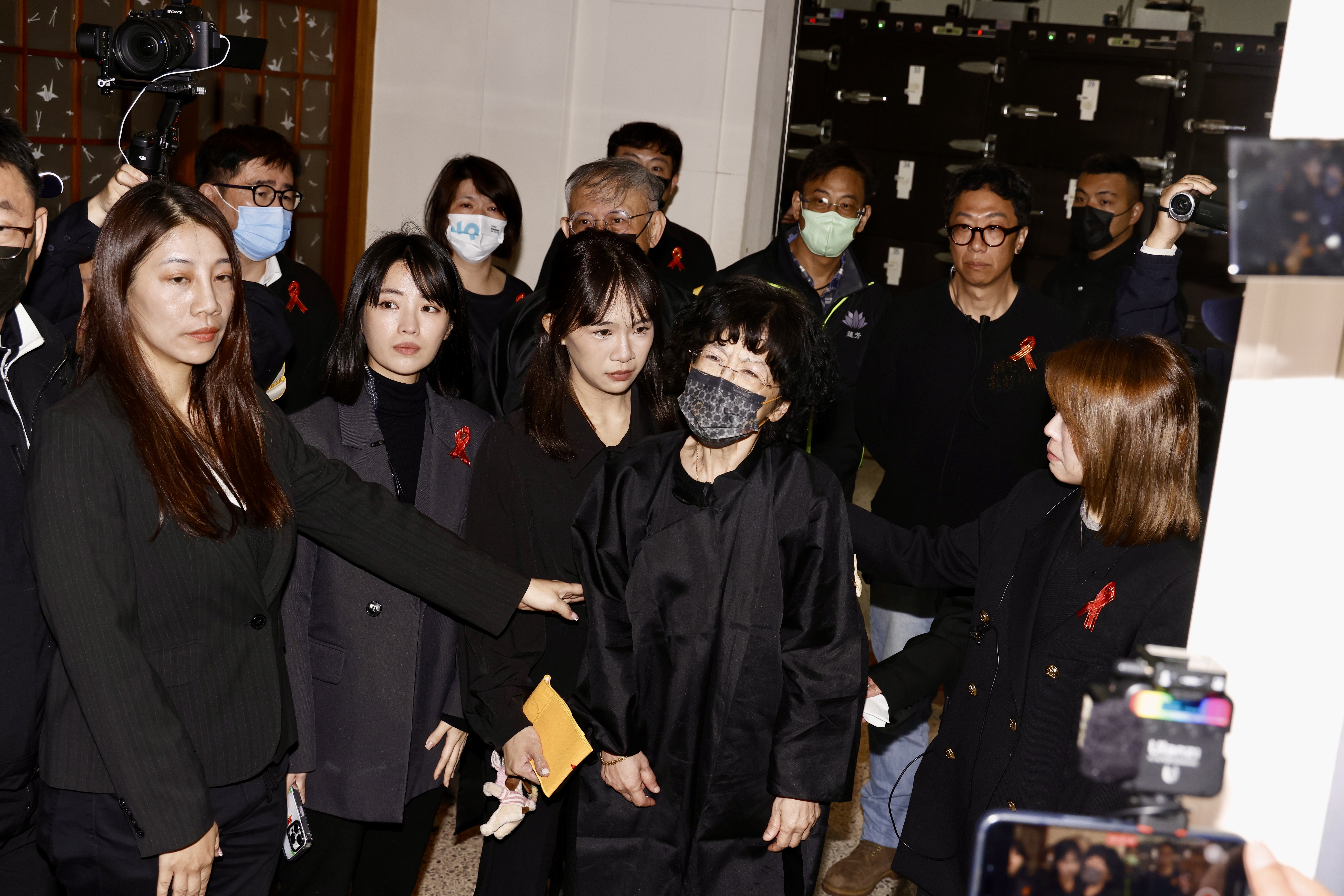 陳佩琪在柯父告別式現場緊抱柯文哲，並吼「政治干預司法，司法迫害人權」。