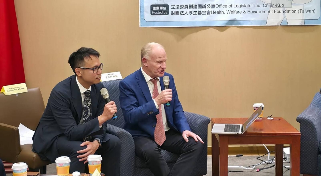會中邀請 ZAP-X（精準陀螺刀）發明者 John Adler 來台，他說明此儀器可大幅降低輻射暴露，更能精準鎖定病灶。（劉建國辦公室提供）