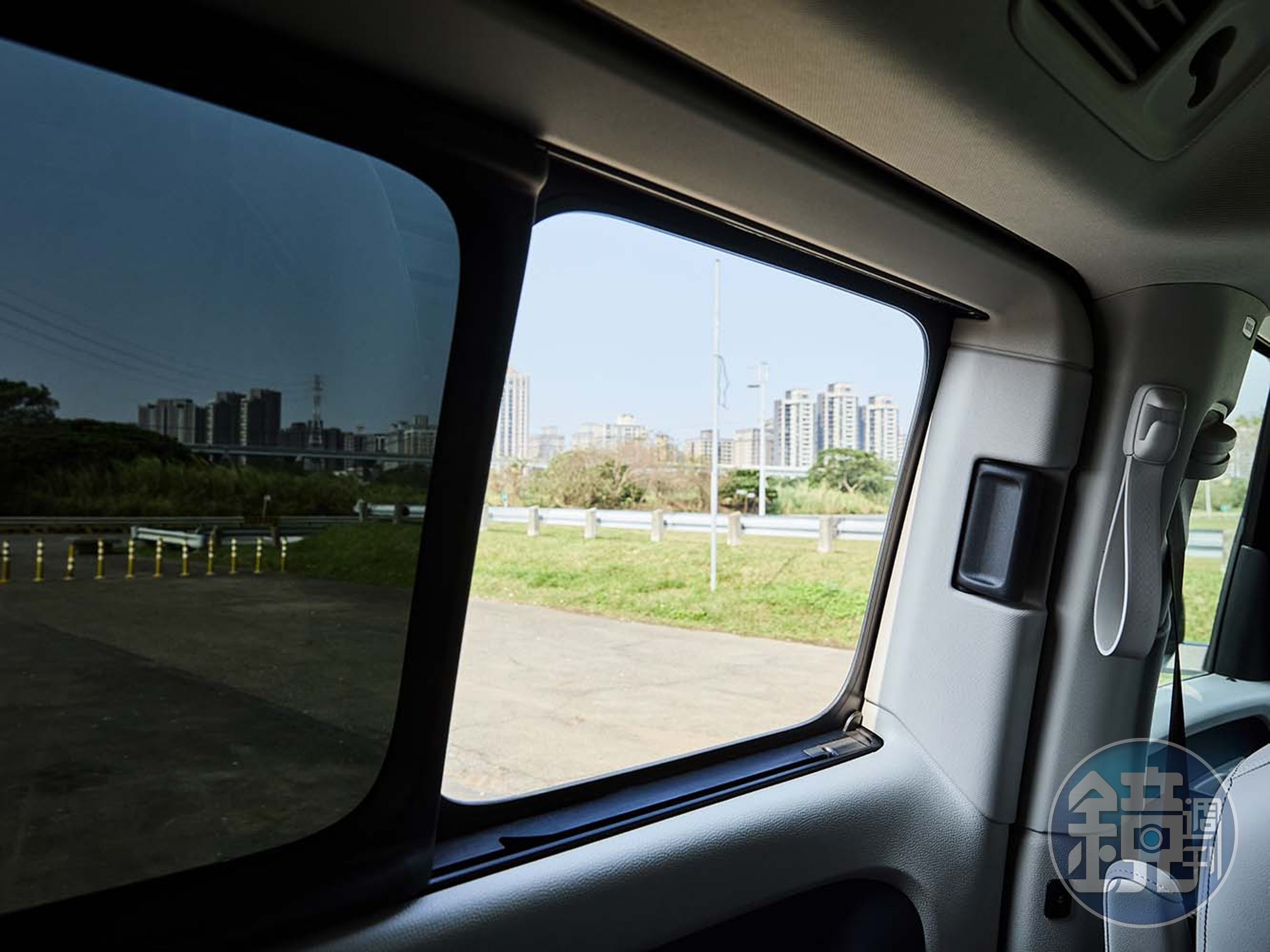 車側提供「電動側開窗」，同樣使用單鍵按鈕來啓閉。
