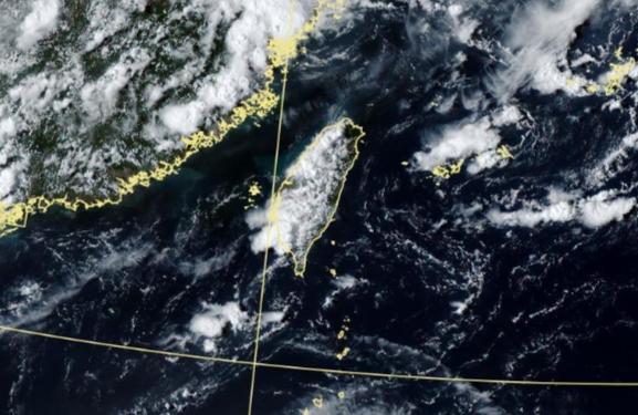 中央氣象署發布大雷雨即時訊息、大雨特報、高溫資訊。（翻攝自中央氣象署官網）