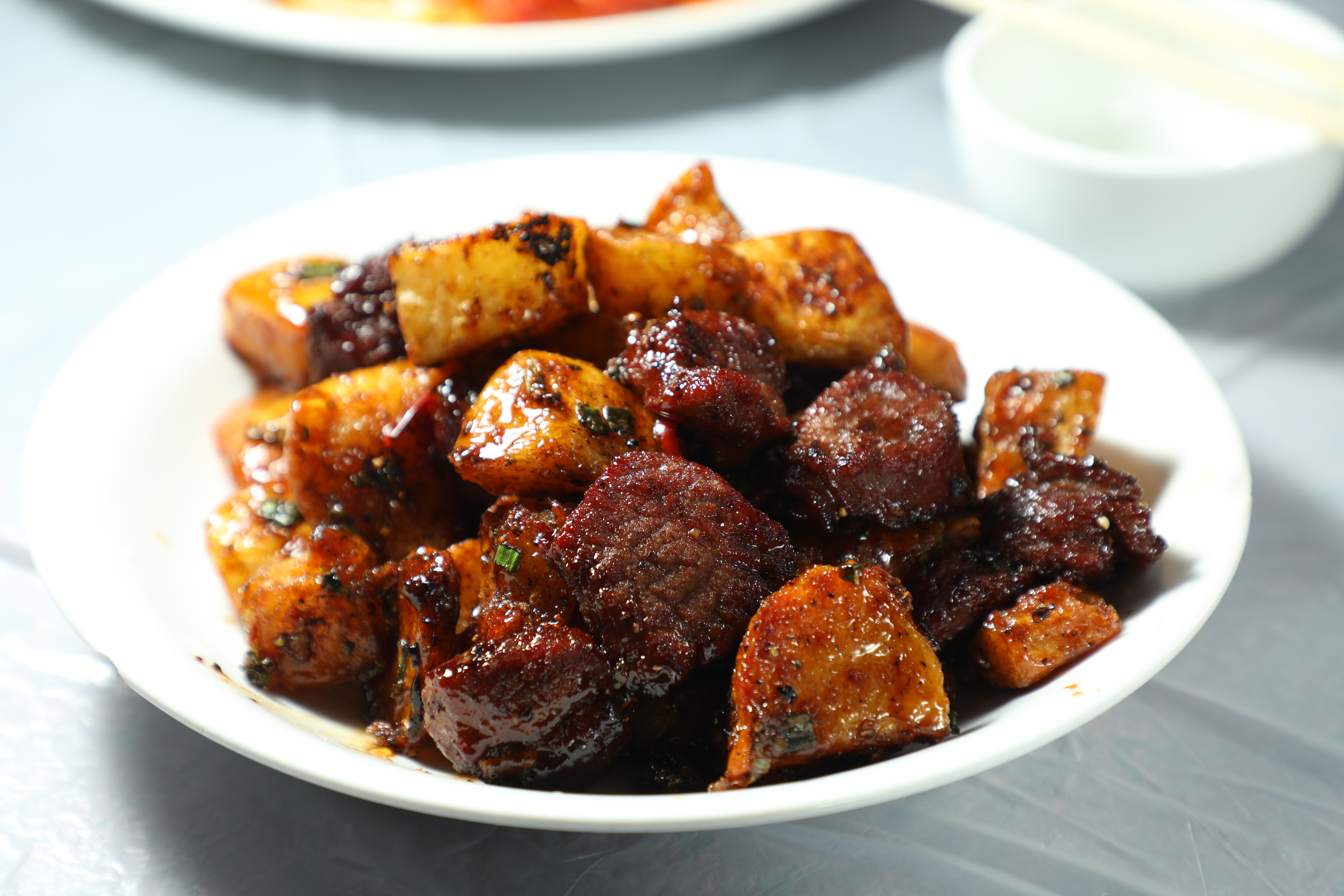 「萬發海鮮菜館」老闆陳錦明26年前以麥當勞薯條為靈感發明的「黑椒薯仔牛柳粒」，無論尺寸、醬汁或火候，都有獨到之處。（港幣138元／份，約NT$516）