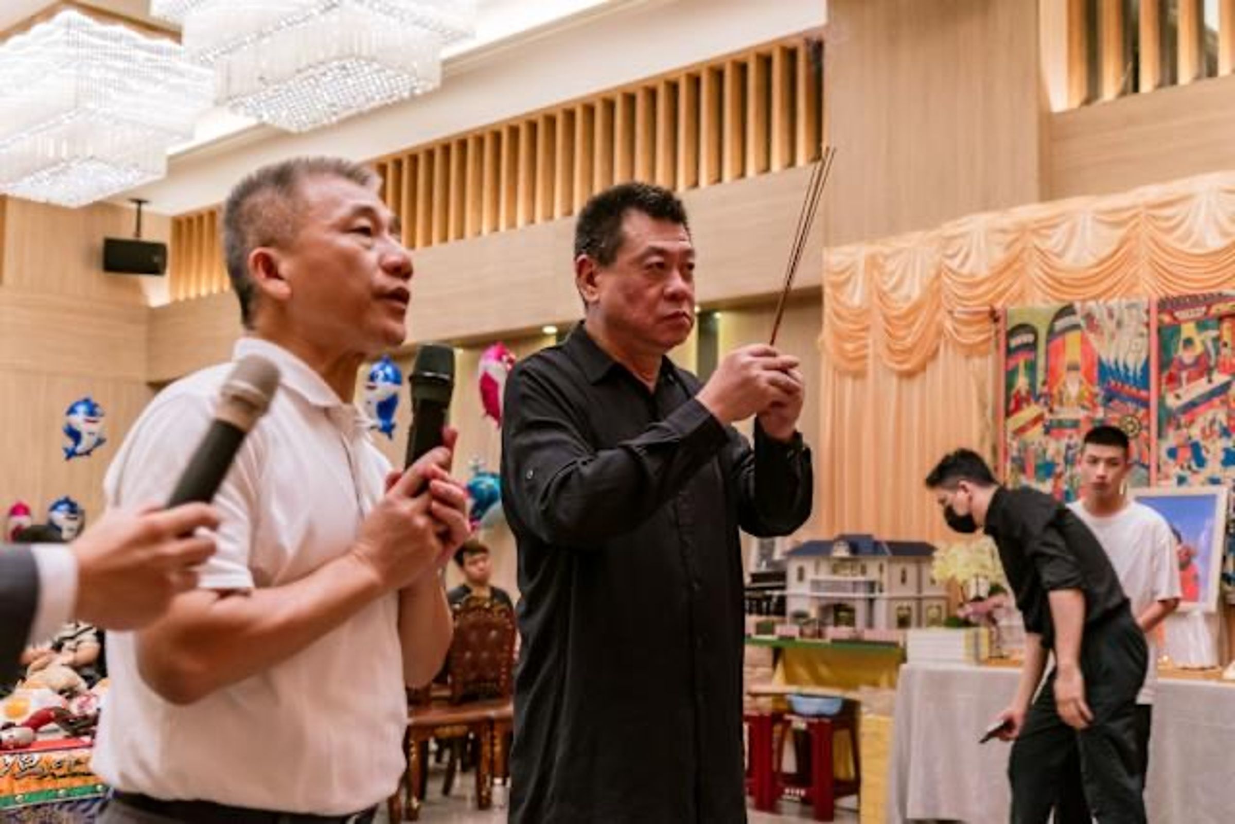 孫德榮在板橋新月會館，為于朦朧舉行安靈招魂法會。（孫德榮提供）