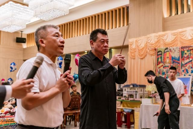 孫德榮在板橋新月會館，為于朦朧舉行安靈招魂法會。（孫德榮提供）