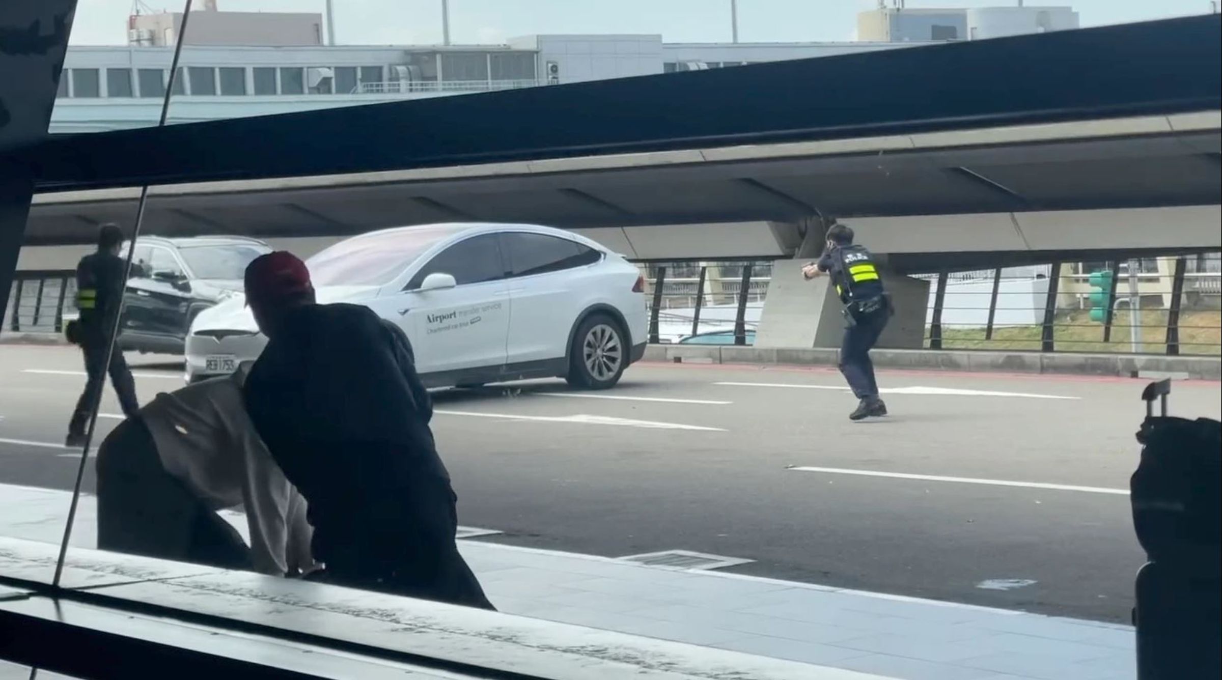 2名員警上前連開8槍制止，駕駛仍不下車。。（翻攝Threads＠ysx.tw_47）