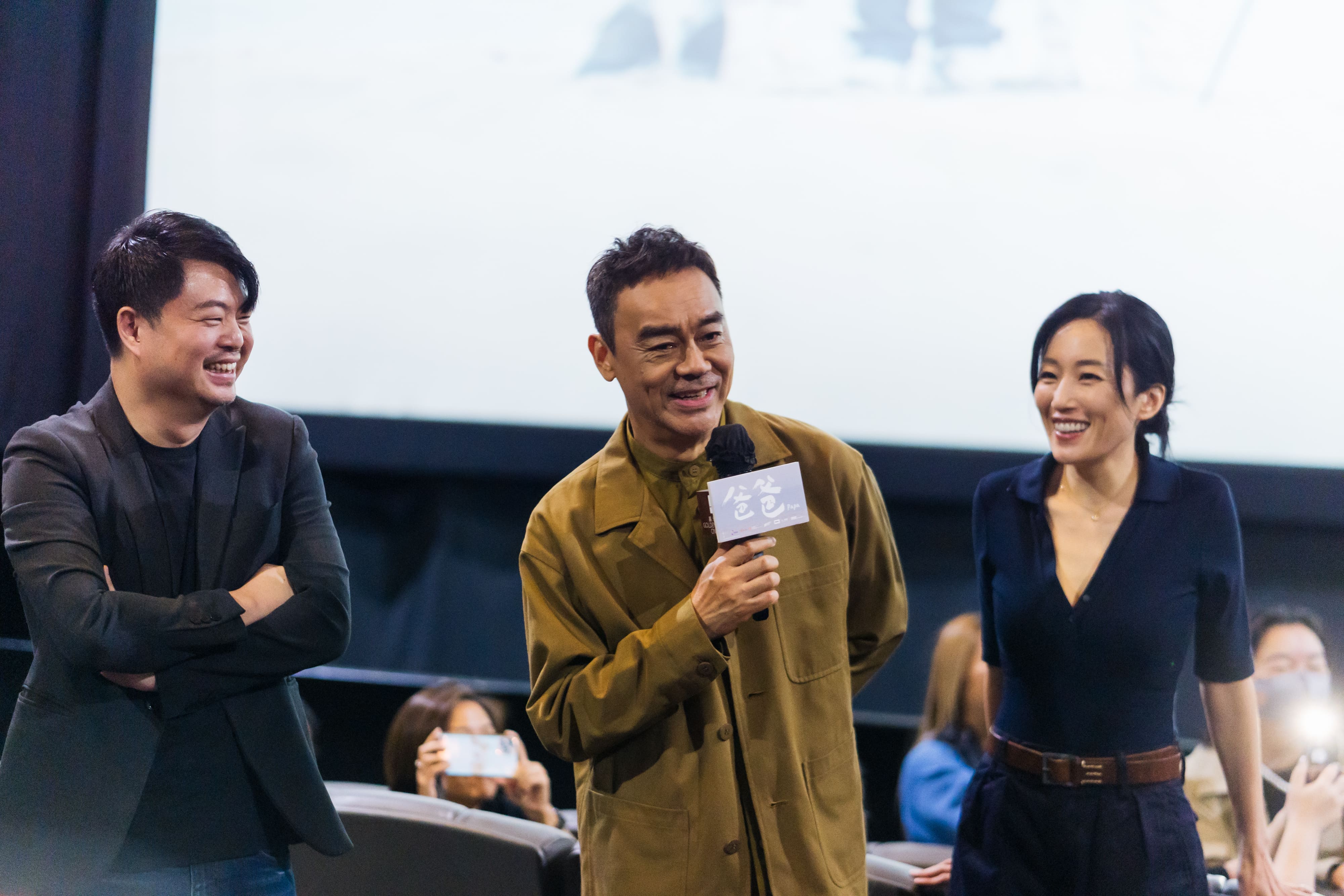 導演翁子光（左起）、劉青雲、谷祖琳到戲院為電影《爸爸》造勢。（甲上提供）