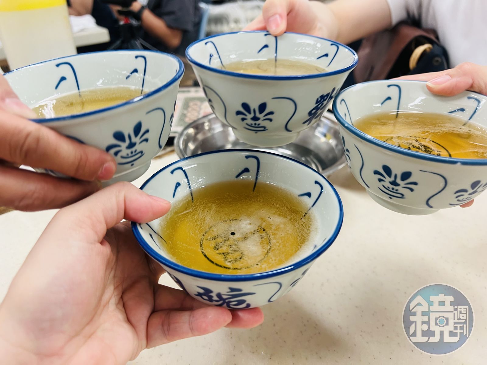 在熱鬧氛圍中用戰鬥碗乾杯，是來香港一定要做的事。