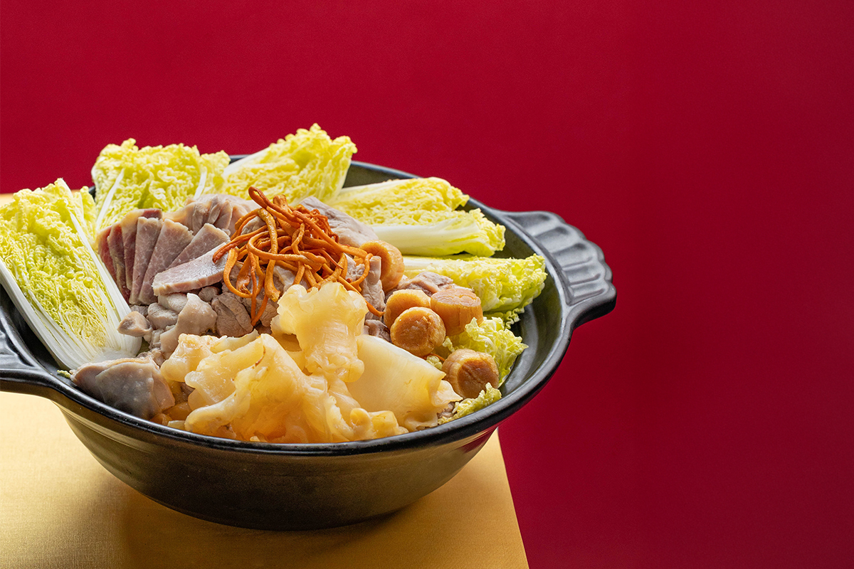 「花膠濃湯煲土雞」以六小時慢火熬製，乳白湯頭膠質豐厚，成為桃泉中餐廳必嚐的極致工藝。